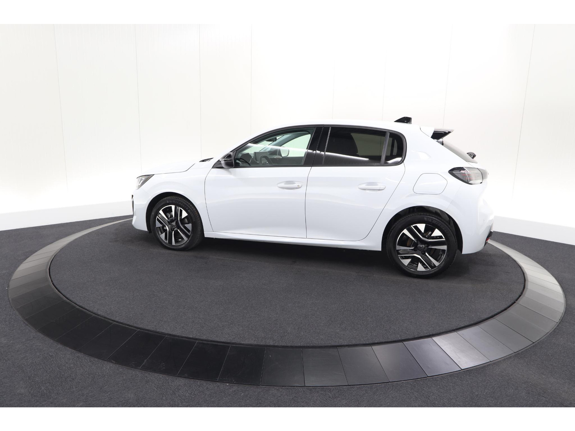 Peugeot 208 1.2 Hybrid 110 e-DCS6 Allure | Climate Control | Apple Carplay | Parkeersensoren