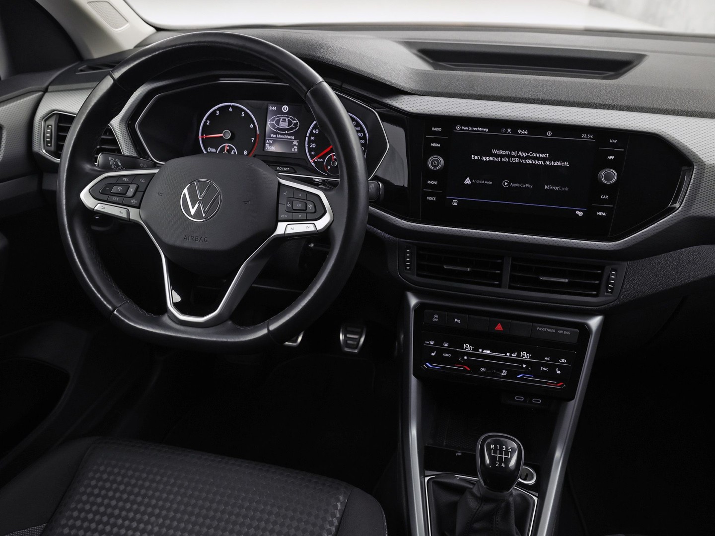 Volkswagen T-Cross 1.0 TSI Life Sport (APPLE CARPLAY, GROOT NAVI, CLIMATE, STOELVERWARMING, SPORTSTOELEN, GETINT GLAS, CRUISE, NIEUWSTAAT)