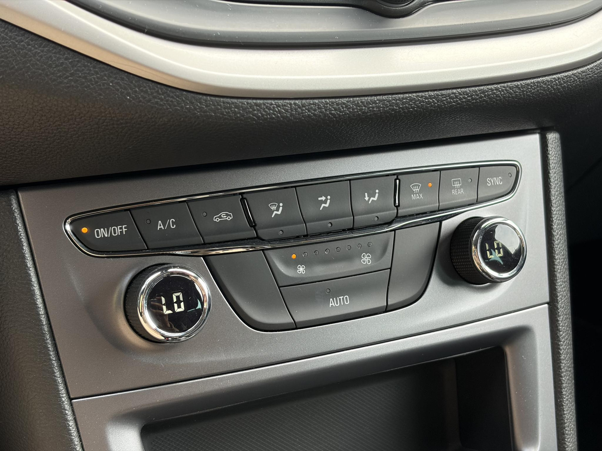 Opel Astra Sports Tourer 1.2 Business Executive ✓1e Eigenaar✓146pk✓Camera✓Trekhaak✓Carplay✓Airco✓Cruise✓Pdc V+A✓Lm velgen✓Comfortstoelen✓6 Bak✓N.A.P✓Nieuwe Apk bij Aflevering