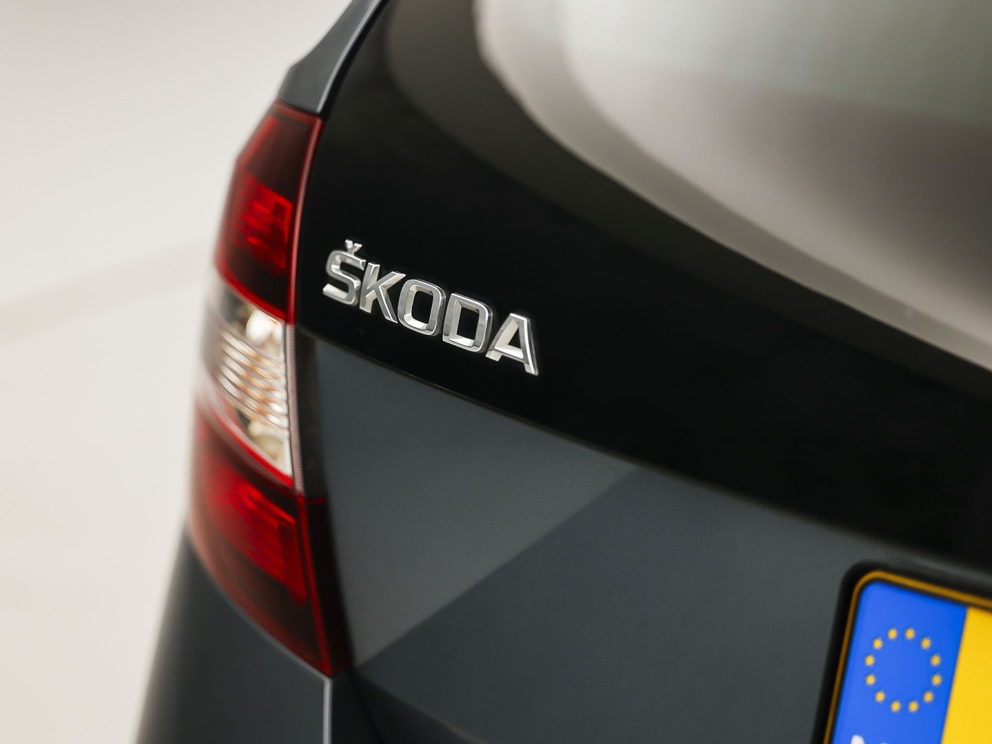 Škoda Rapid Spaceback 1.0 TSI Sport Automaat (PANORAMADAK, NAVIGATIE, CLIMATE, STOELVERWARMING, SPORTSTOELEN, GETINT GLAS, CRUISE, PARKEERSENSOREN, NIEUWSTAAT)