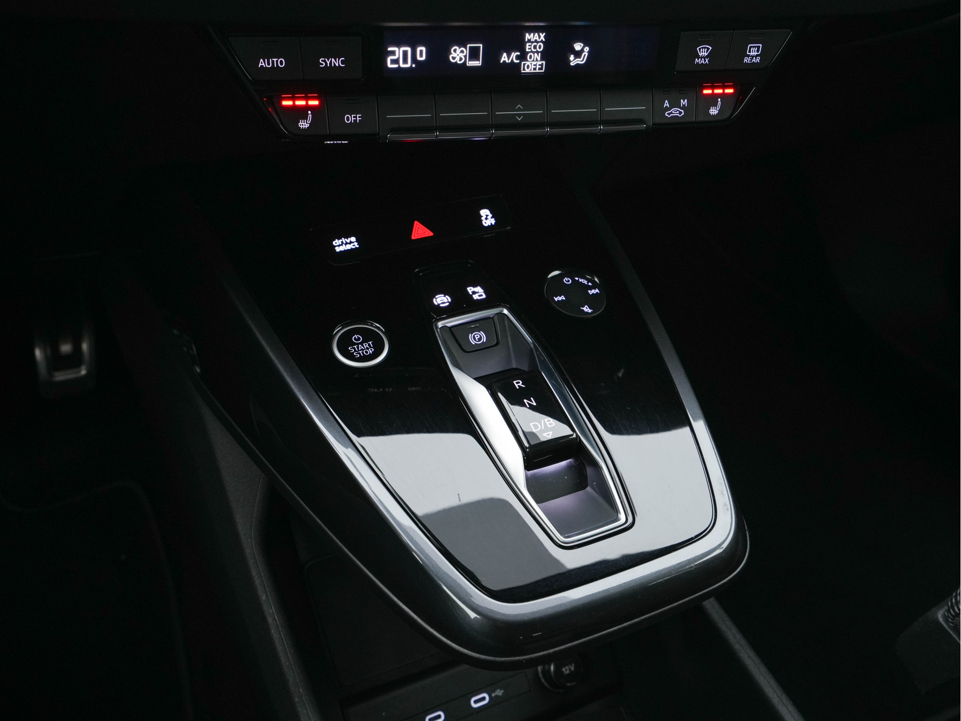 Audi Q4 e-tron 40 S-line Launch edition Competition 77 kWh [ 3-Fase-11kW ] {SOH-93%} (INCL-BTW) *HEATPUMP | LEATHER-FABRIC | SONOS-AUDIO | MATRIX-LED | ADAPTIVE-CRUISE | HEATED-SPORTSEATS | AMBIENTLIGHT | DIGI-COCKPIT | CAMERA | KEYLESS | DAB+ | NAVI-FULL