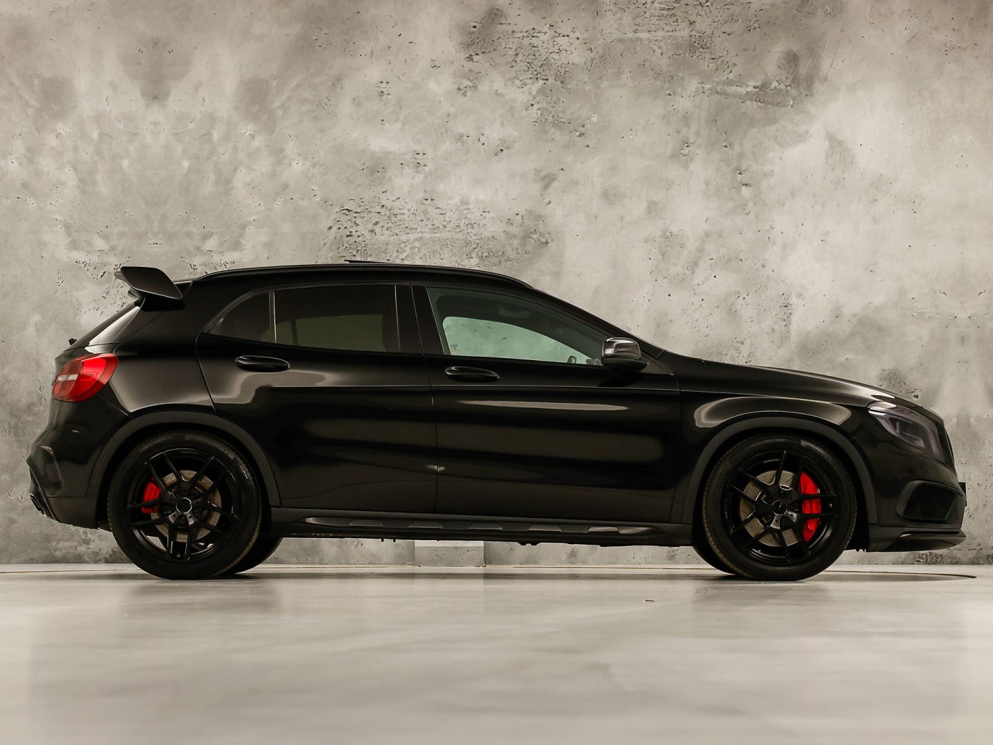 Mercedes-Benz GLA AMG 45 4MATIC Automaat 360Pk (PANORAMAKDAK, NAVIGATIE, MEMORY SEATS, KUIPSTOELEN, STOELVERWARMING, SPOILER, NIEUWE APK, NIEUWSTAAT)
