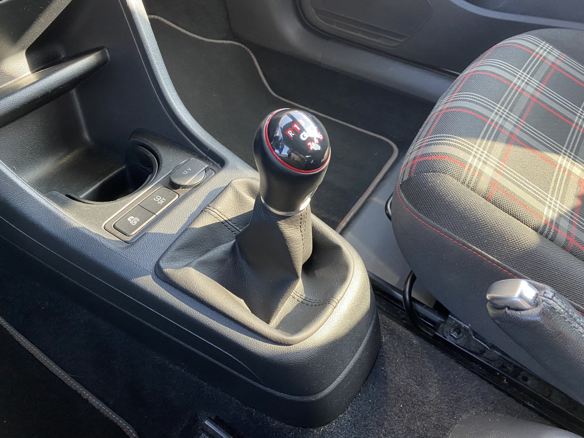 Volkswagen Up! 1.0 TSI GTI 116 pk | 17 inch lichtmetaal | stoelverwarming | climate control | zwart dak-spiegels | NL auto