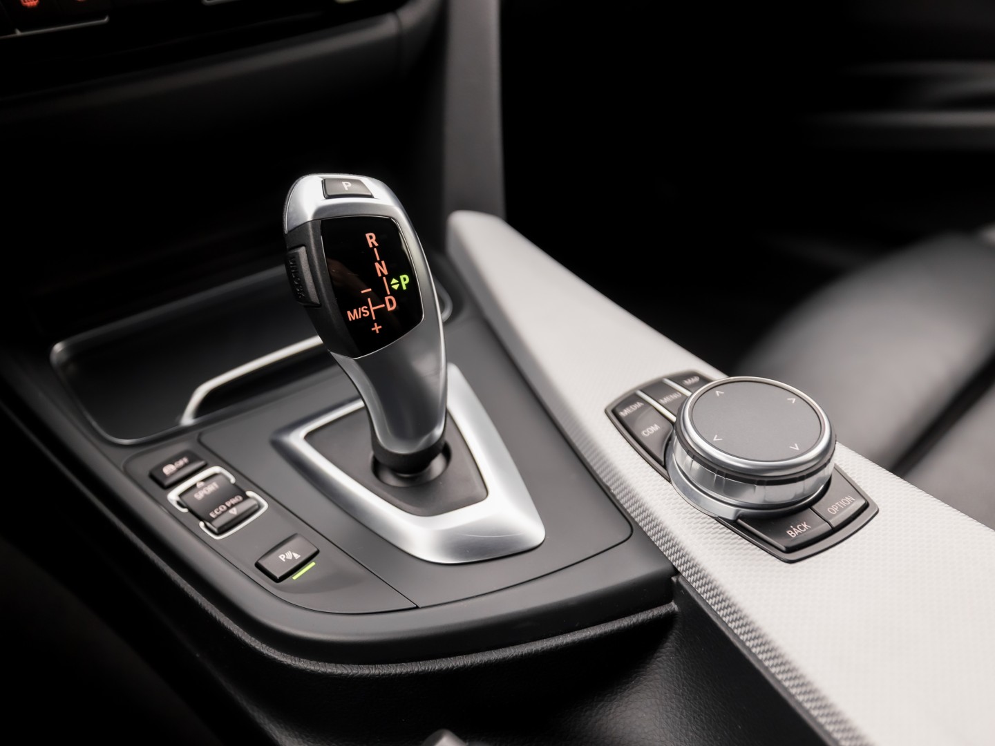 BMW 3 Serie 320i M Sport High Executive 184Pk Automaat (GROOT NAVI, DEALER ONDERHOUDEN, CLIMATE, LEDER, STOELVERWARMING, SPORTSTOELEN, PARKEERSENSOREN, GETINT GLAS, NIEUWSTAAT)