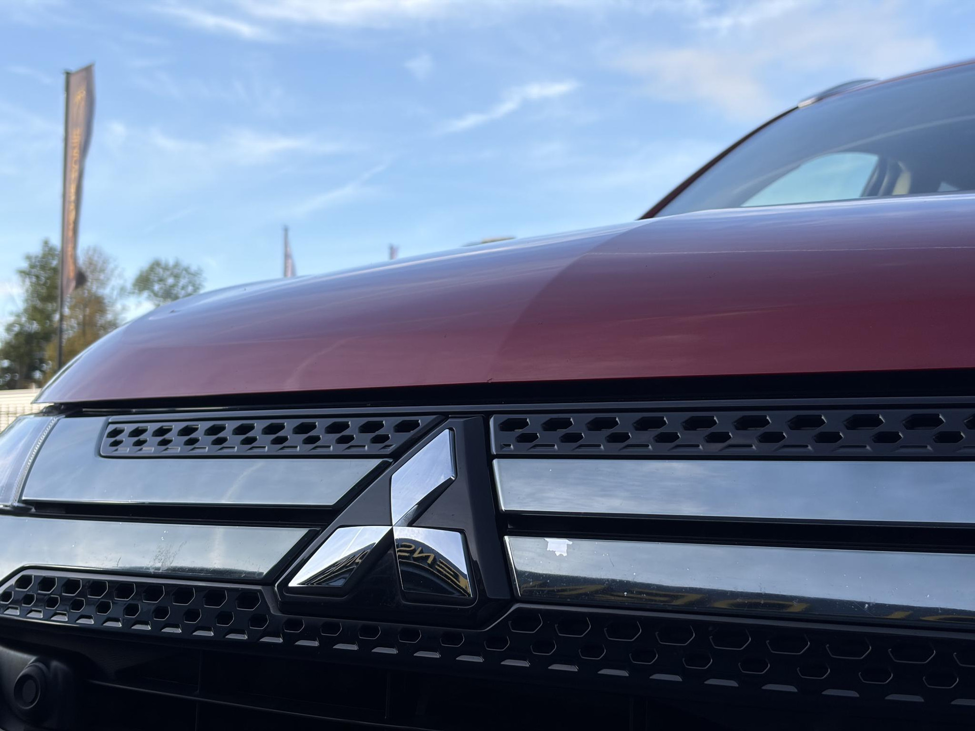 Mitsubishi Outlander 2.4 PHEV Intense ✓1e Eigenaar✓Trakhaak✓SOH 67%✓Carplay✓Camera✓Alcantara-Leder✓Stoelverw-Stoelverkoeling✓Clima✓Cruise✓Pdc V+A✓Keyless✓Net beurt gehad✓18" Lmv✓N.A.P✓Apk tot 10-2027