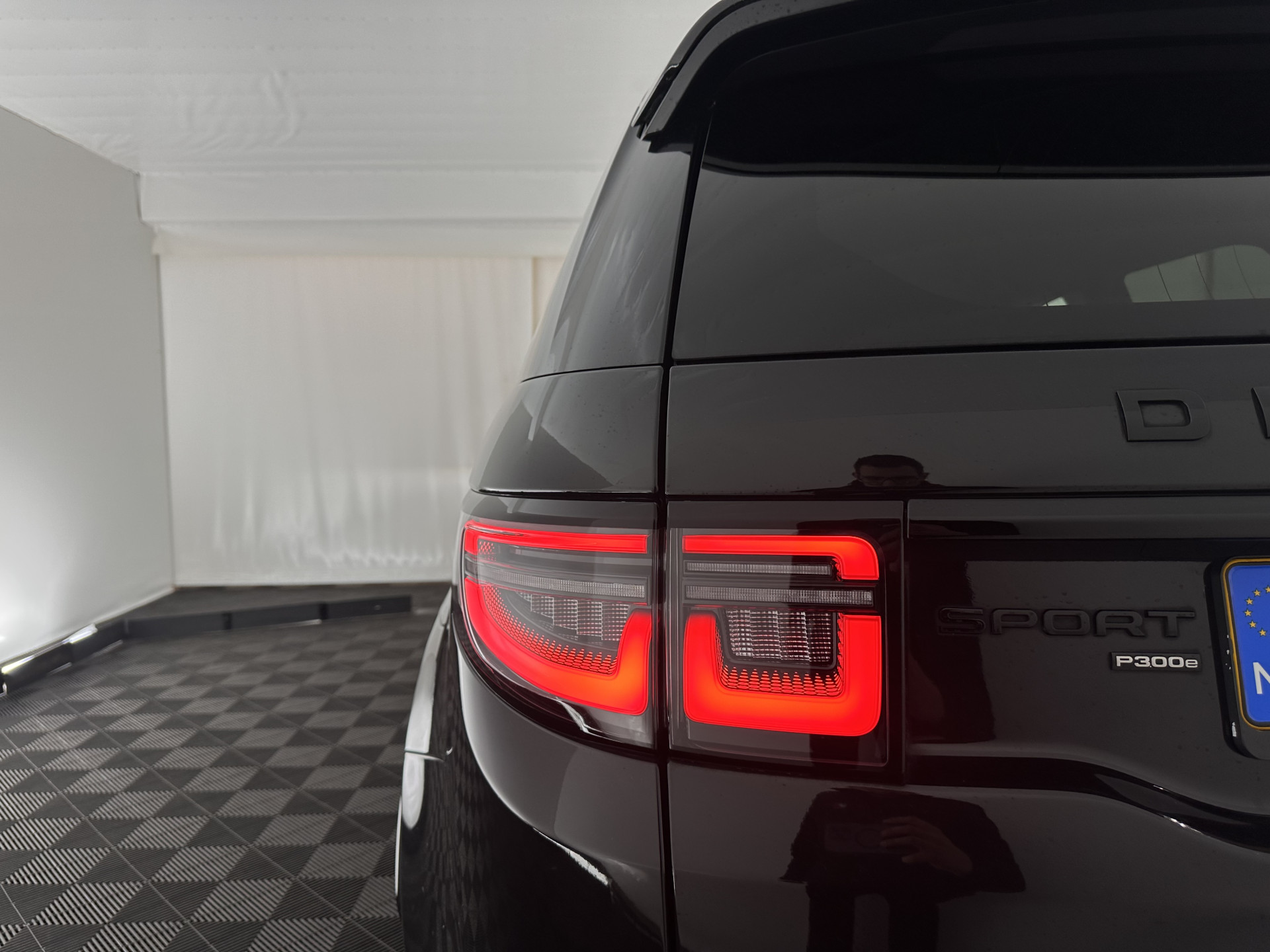 Land Rover Discovery Sport P300e 1.5 R-Dynamic HSE Black Exterior Pack AWD (Plug-in) (INCL-BTW) *LEATHER | FULL-LED | DIGI-COCKPIT | MERIDIAN-AUDIO | BLINDSPOT | KEYLESS | SHIFTPADDLES | PRIVACYGLASS | NAVI-FULLMAP | ECC | MEMORY-PACK | PDC | CRUISE | 20'