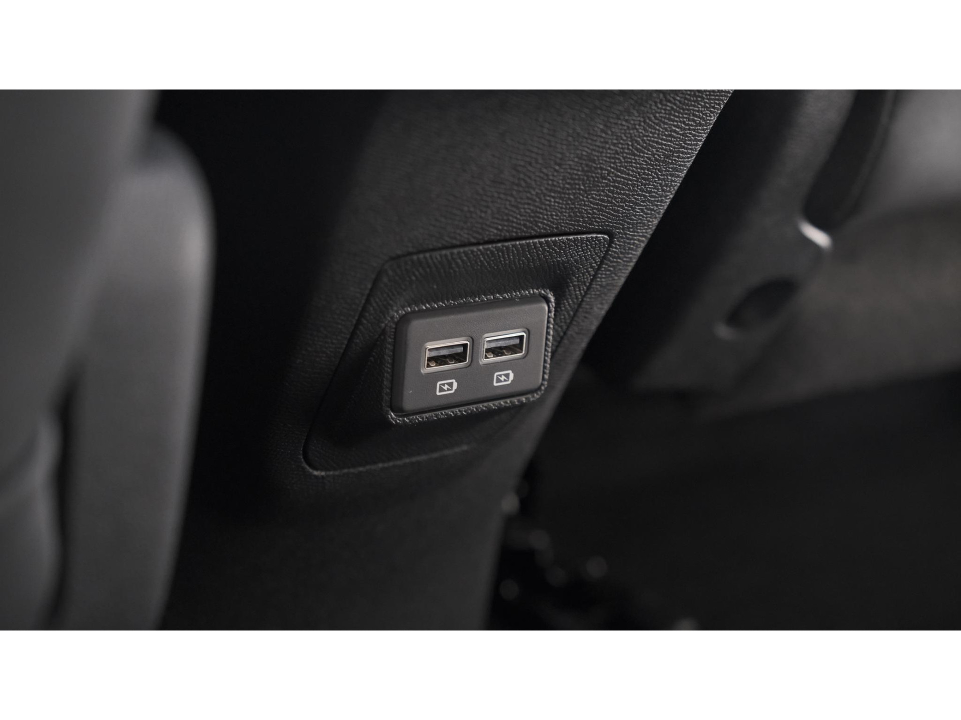 Peugeot 5008 PureTech 130 EAT8 Allure Pack Business | 7 Zitplaatsen | Camera | Dodehoekdetectie | Navigatie | Elektronische Achterklep