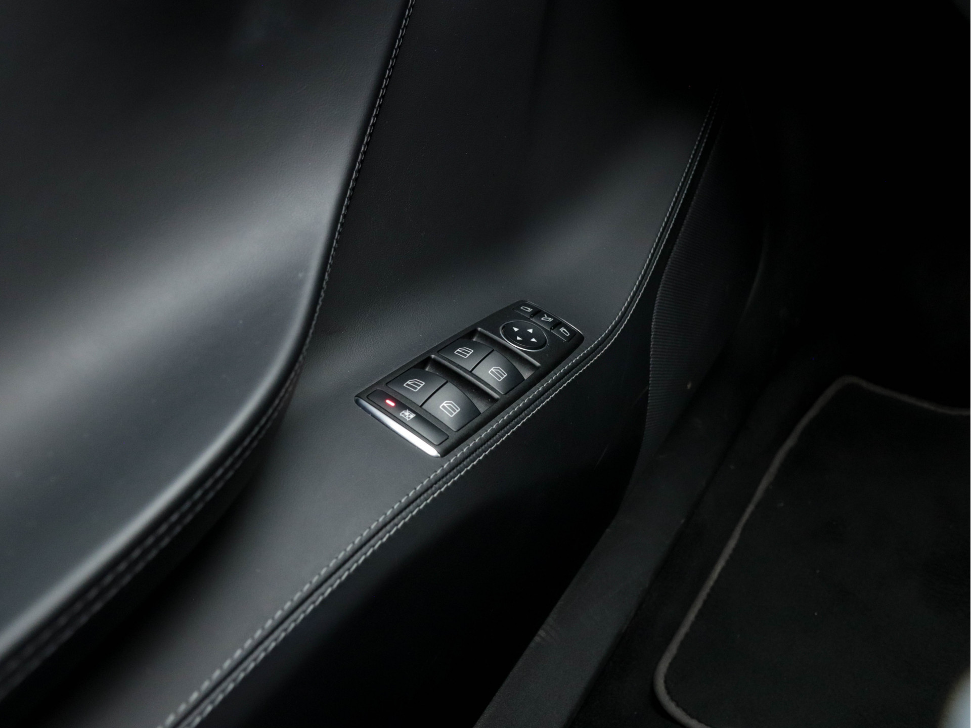 Tesla Model S 235 Kw Base [ 3-Fase ] (INCL-BTW) *PANO | AUTO-PILOT | KEYLESS | FULL-LED | 1/2-LEATHER | NAVI-FULLMAP | SURROUND-VIEW | APP-CONNECT | LANE-ASSIST | DIGI-COCKPIT | DAB | SPORT-SEATS | 19"ALU