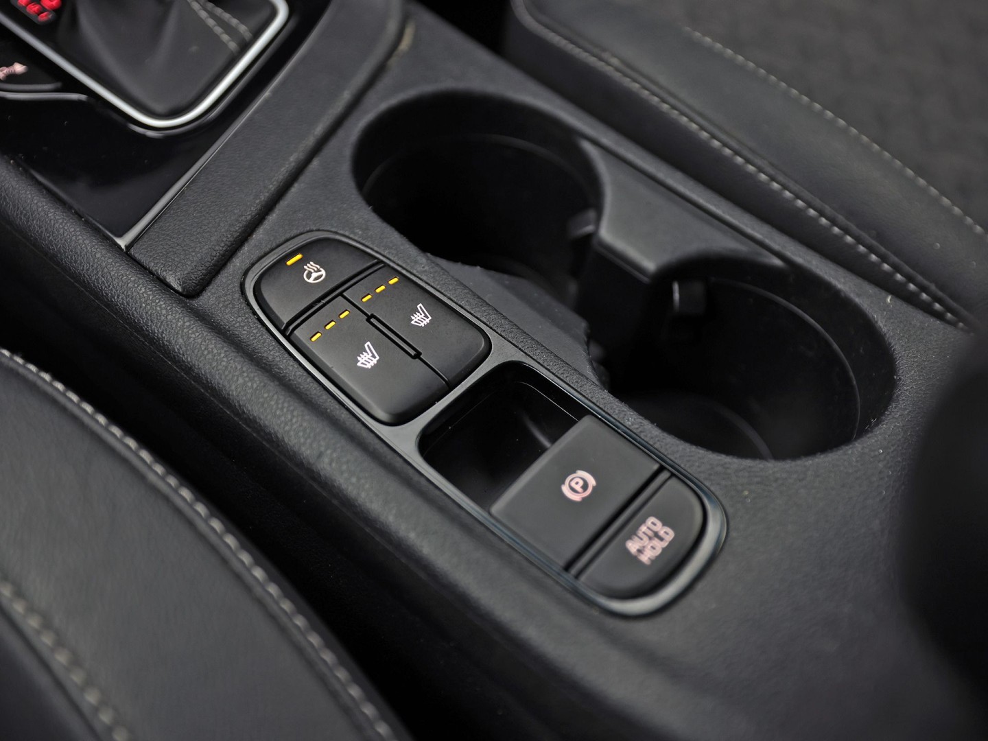 Kia Niro 1.6 GDi PHEV DynamicPlusLine Automaat (APPLE CARPLAY, GROOT NAVI, STUUR/STOELVERWARMING, CAMERA, TREKHAAK, SPORTSTOELEN, GETINT GLAS, ADAPTIVE CRUISE, NIEUWSTAAT)