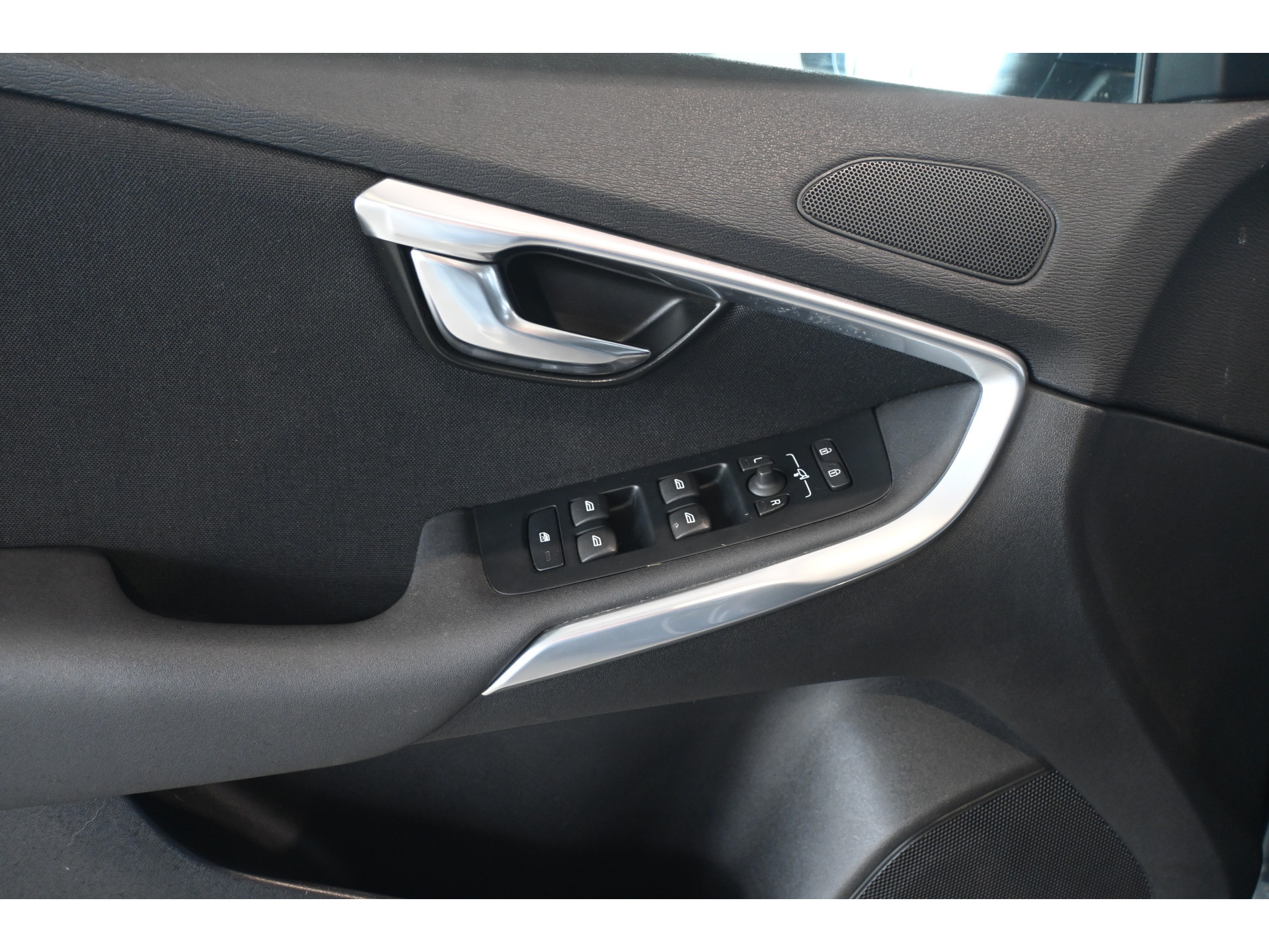 Volvo V40 2.0 T2 Momentum Nap Clima Cruise control Trekhaak Navigatie Stoelverwarming Goed onderhouden! Inruil Mogelijk!