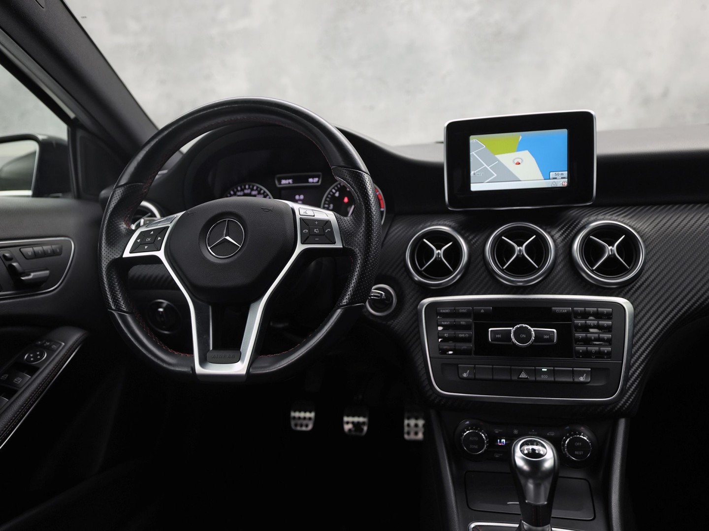 Mercedes-Benz A-Klasse 180 AMG Prestige Sport (NAVIGATIE, SPORTSTOELEN, MEMORY SEAT, STOELVERWARMING, LM VELGEN, GETINT GLAS, NIEUWE APK)