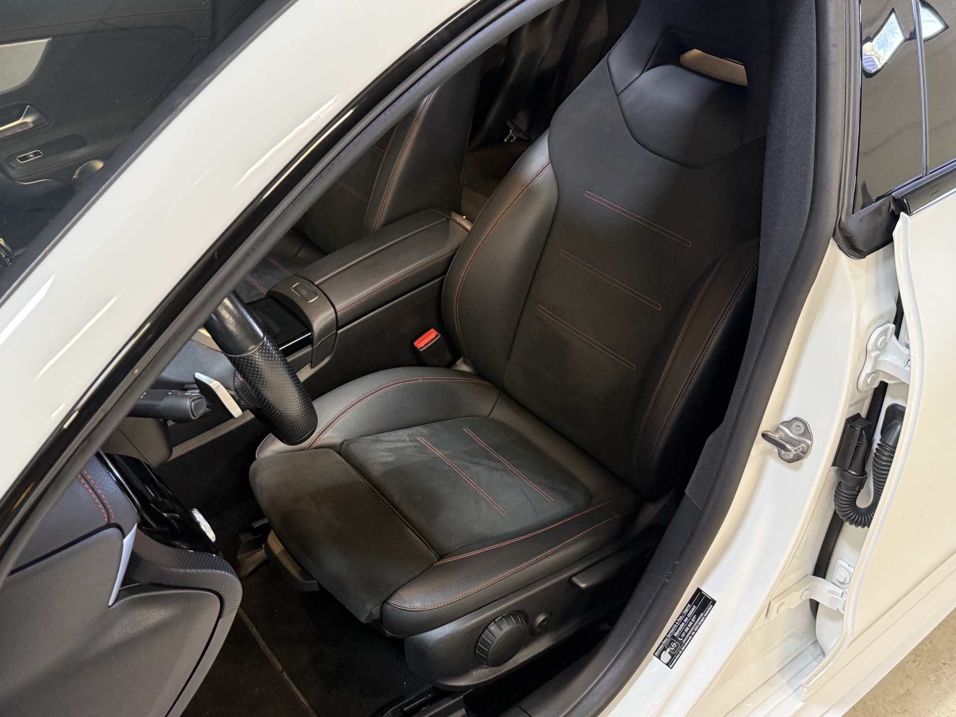 Mercedes-Benz CLA-klasse Shooting Brake 200 Business Solution AMG | Panoramadak | Sfeerverlichting | Multibeam