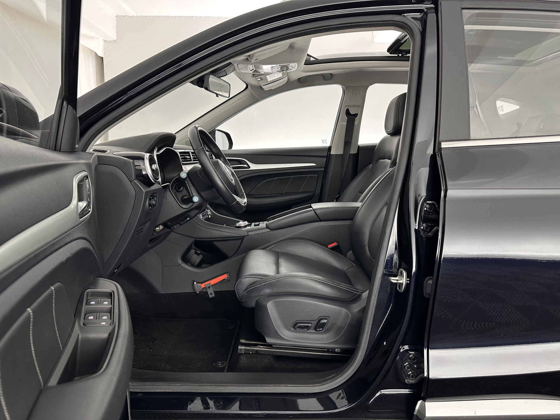 MG ZS EV Luxury 45 kWh {SOH-90%} (INCL-BTW) Aut. *PANO | LEATHER | CCS-FASTLOADER | KEYLESS | NAVI-FULLMAP | ADAPTIVE-CRUISE | CAMERA | HEATED-SPORTSEATS | CARPLAY | BLINDSPOT | DAB | LANE-ASSIST | 17''ALU*