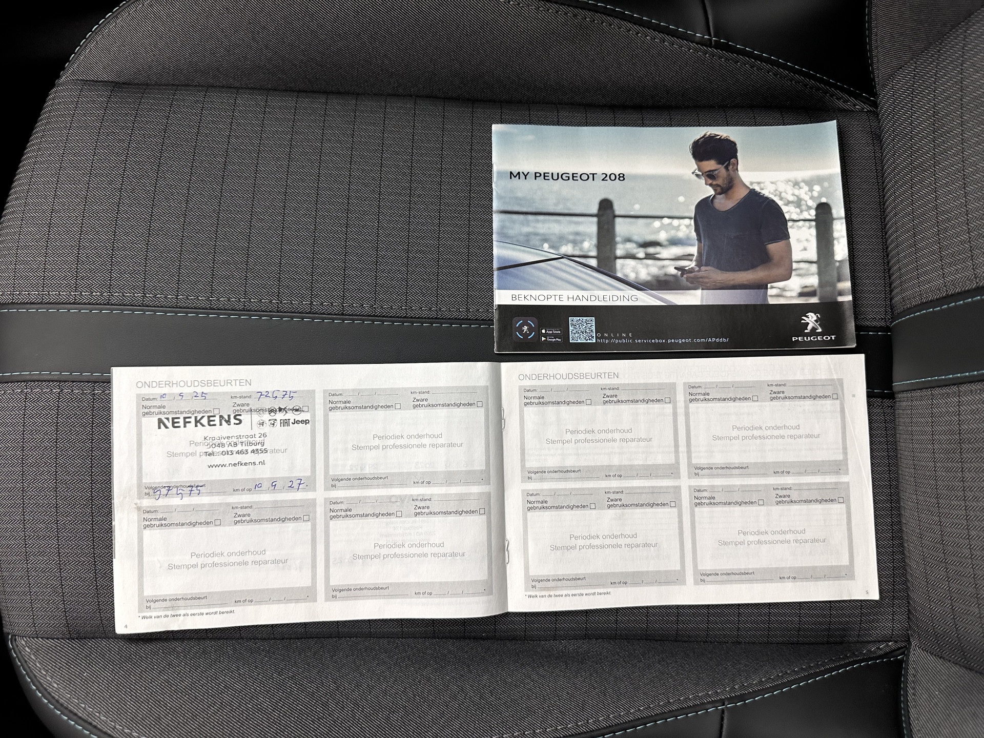 Peugeot e-208 EV Allure Pack 50 kWh (3-Fase-11kW) {SOH-89%} Aut.*HEATPUMP | LEATHER-FABRIC | FULL-LED | DIGI-COCKPIT | BLINDSPOT | CAMERA | AMBIENTLIGHT | NAVI-FULLMAP | LANE-ASSIST | KEYLESS | DAB | PRIVACYGLASS | HEATED-SPORTSEATS | CARPLAY | 16"ALU