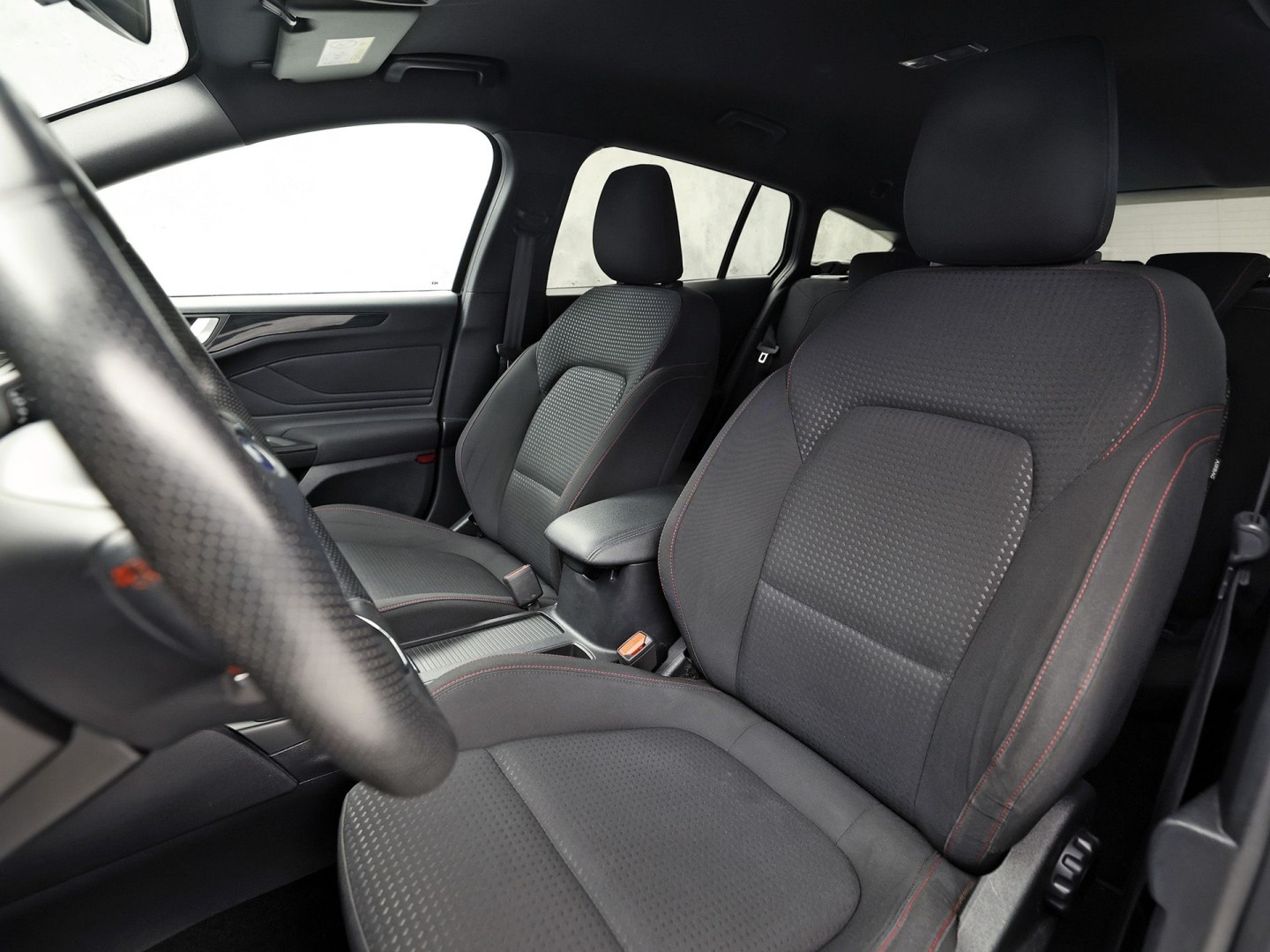Ford Focus Wagon 1.0 EcoBoost ST Line (APPLE CARPLAY, GROOT NAVI, STUUR/STOELVERWARMING, KEYLESS, GETINT GLAS, SPORTSTOELEN, CRUISE, PARKEERSENSOREN, NIEUWSTAAT)