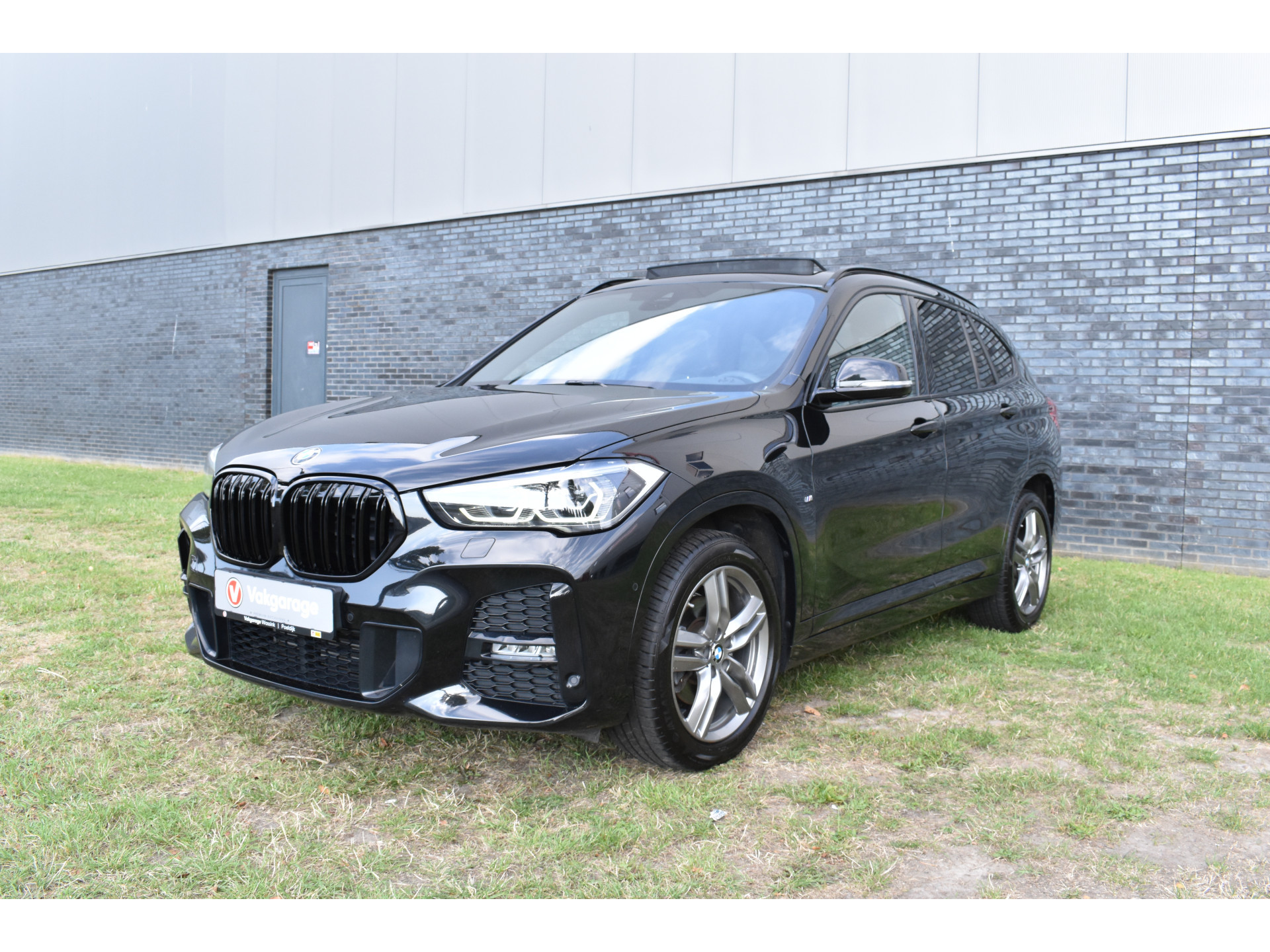 BMW X1 sDrive18i M-Pakket Carplay/Navi Panoradak Automaat Led Stoelverwarming