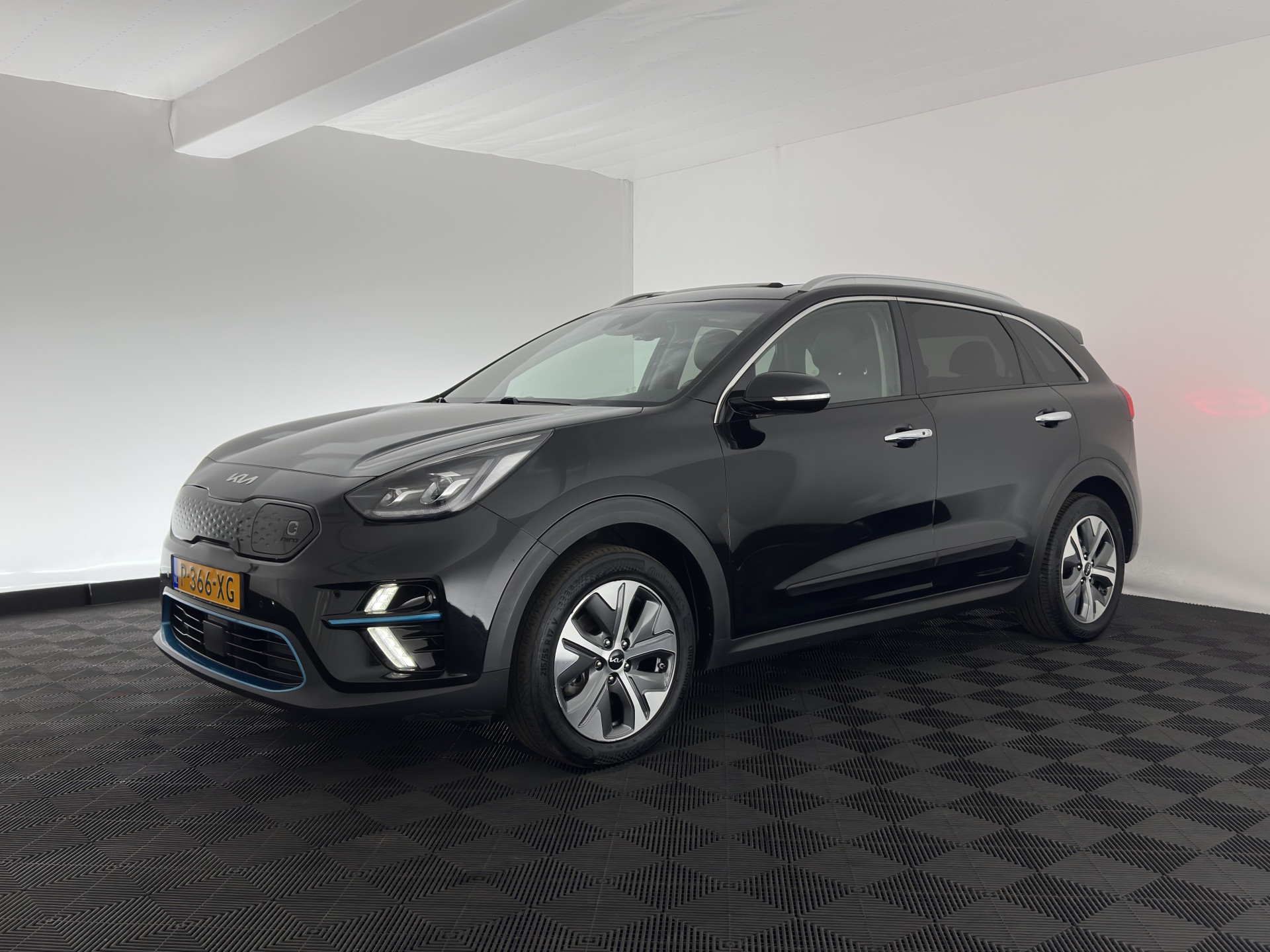 Kia e-Niro ExecutiveLine 64 kWh [ 3-Fase ] {SOH-100%} (INCL-BTW) Aut. *PANO | LEATHER | JBL-AUDIO | FULL-LED | NAVI-FULLMAP | DAB | ADAPTIVE-CRUISE | CAMERA | MEMORY-PACK | LANE-ASSIST | CCS-FASTLOADER | KEYLESS | DIGI-COCKPIT | 17"ALU*