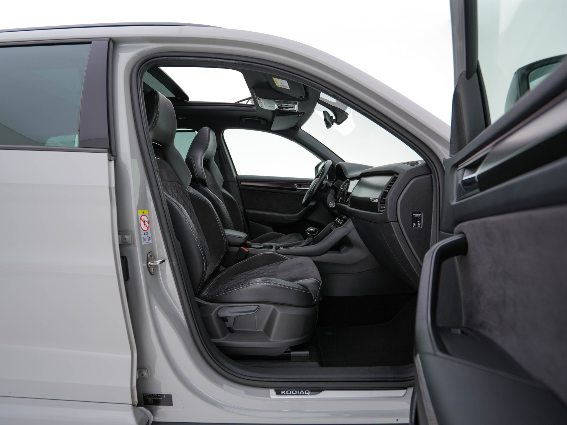 ŠKODA Kodiaq 1.5 TSI Sportline Business (INCL-BTW) Aut. *PANO | LEATHER-MICROFIBRE | FULL-LED | MEMORY-PACK | DIGI-COCKPIT | NAVI-FULLMAP | CAMERA | DAB+ | AMBIENT-LIGHT | KEYLESS | DAB+ | CARPLAY | PRIVACY-GLASS | 20"ALU*