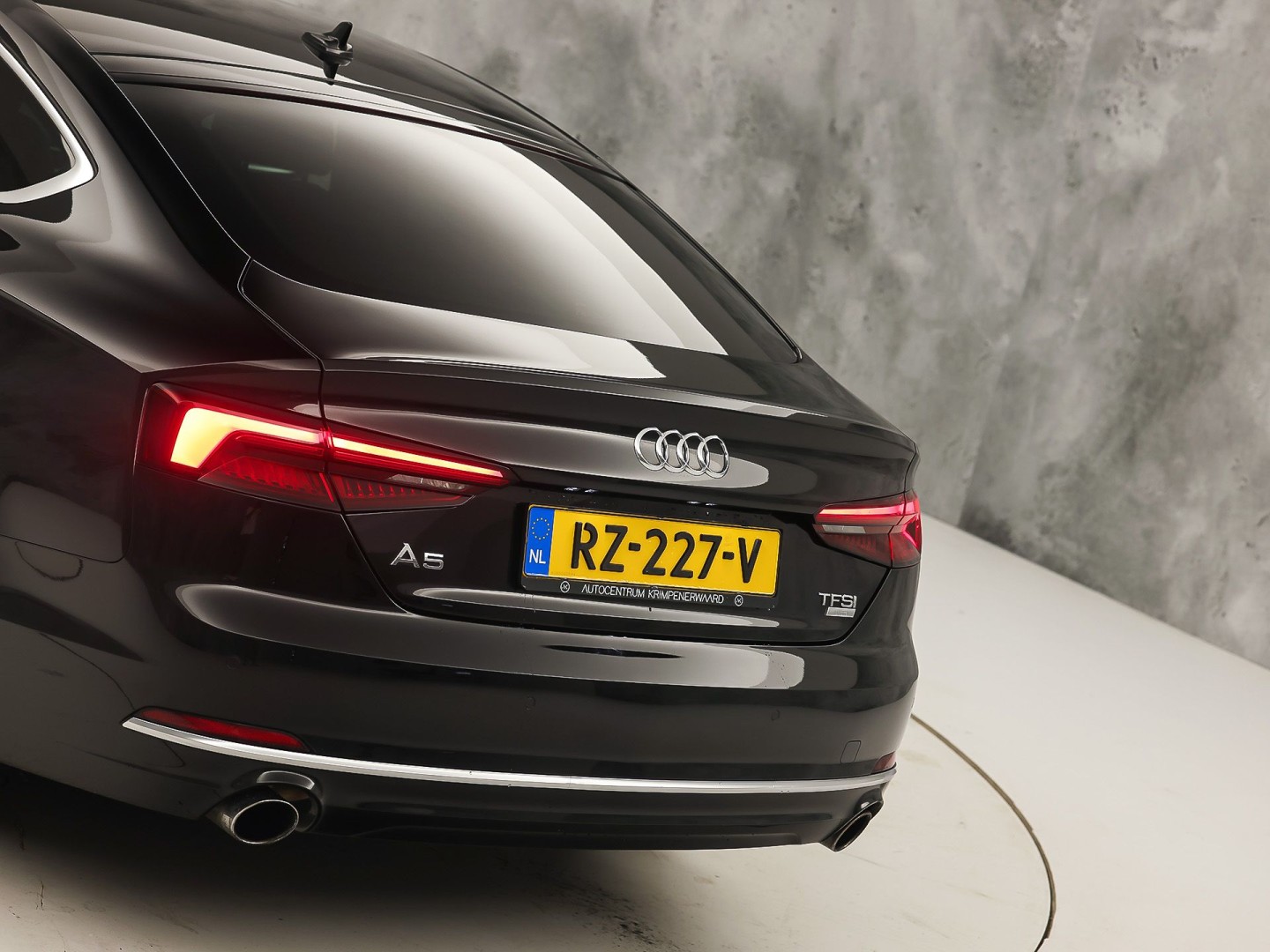 Audi A5 Sportback 2.0 TFSI S-Line Sport 190Pk Automaat (2X S-LINE, VIRTUAL COCKPIT, GROOT NAVI, PLAT SPORTSTUUR, LEDER, STOELVERWARMING, SPORTSTOELEN, GETINT GLAS, PARKEERSENSOREN, NIEUWSTAAT)