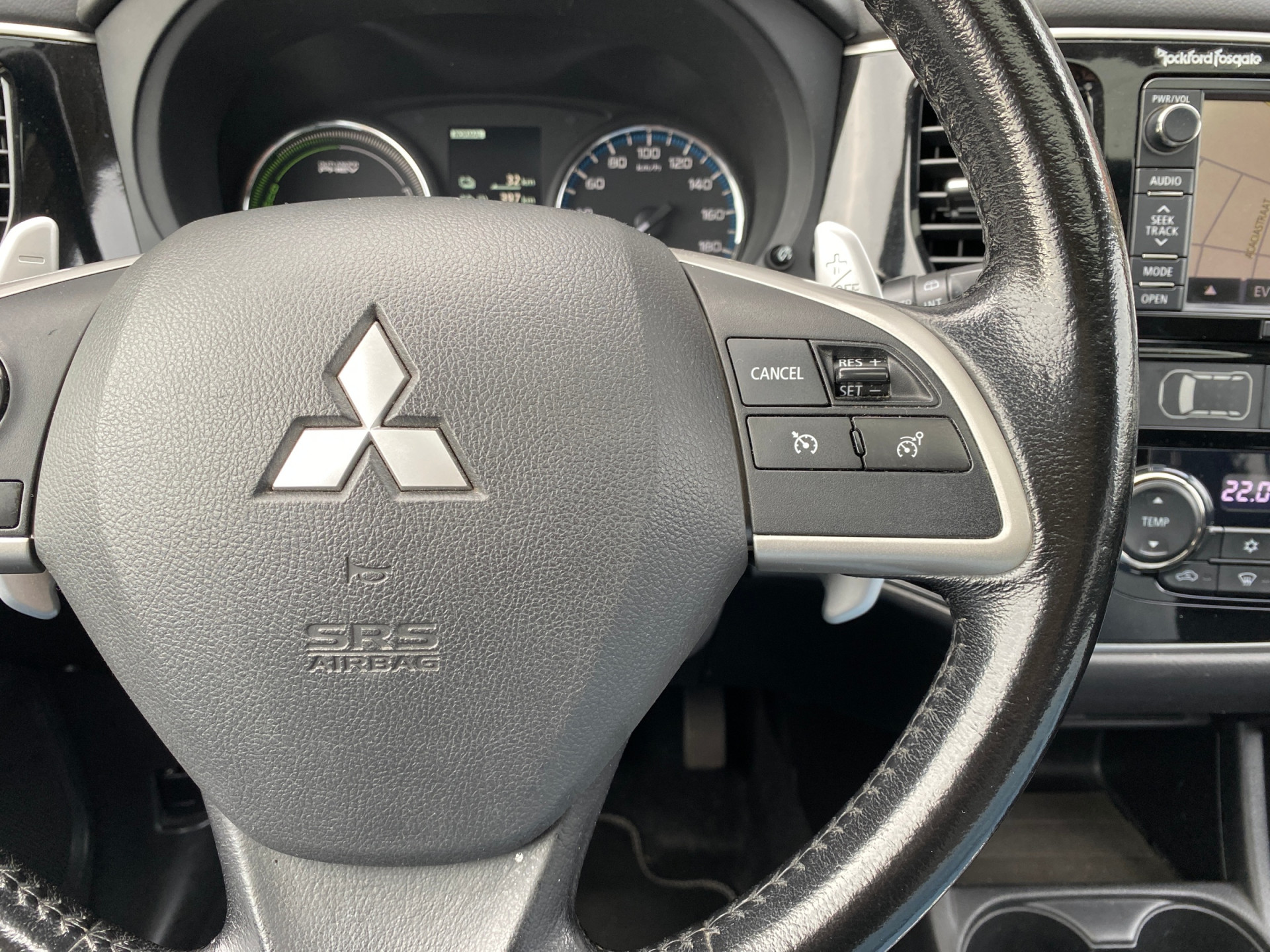 Mitsubishi Outlander 2.0 PHEV Instyle 4WD 203 pk | navigatie | leder interieur | schuifdak | trekhaak | elektr. achterklep