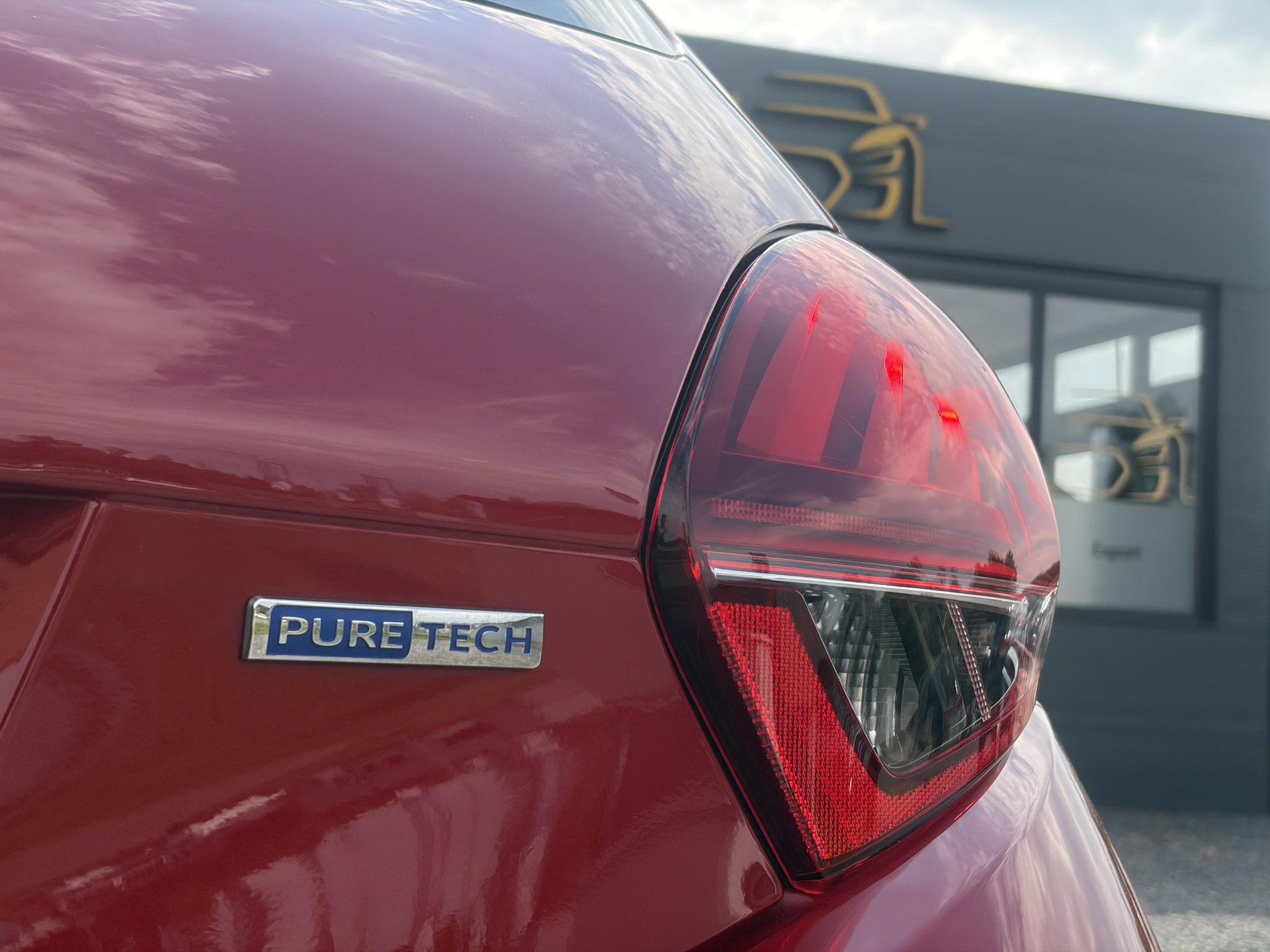 Peugeot 208 1.2 PureTech Blue Lion ✓D-riem vv in 2025✓1e Eigenaar✓Navi✓Carplay✓Trekhaak✓Recent beurt gehad✓Airco✓Cruise✓5 Deurs✓Pdc✓N.A.P✓Apk tot 03-2027