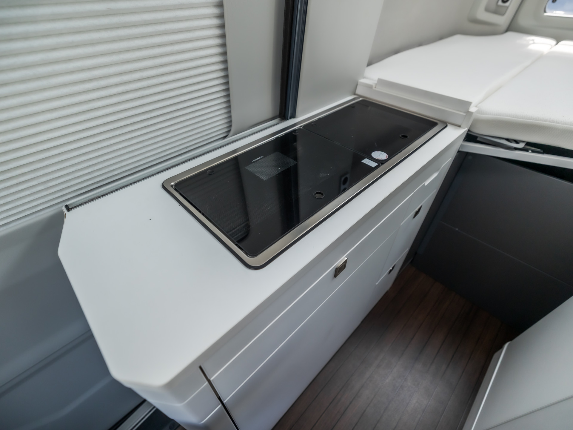 Volkswagen Crafter Grand California XXL 177Pk Automaat (LED KOPLAMPEN, STOELVERWARMING, KEUKEN, CENTRALE VERWARMING, KOELKAST, TOILET, DOUCHE, THULE ZONNESCHERM, FIETSENDRAGER, ZOET WATER)