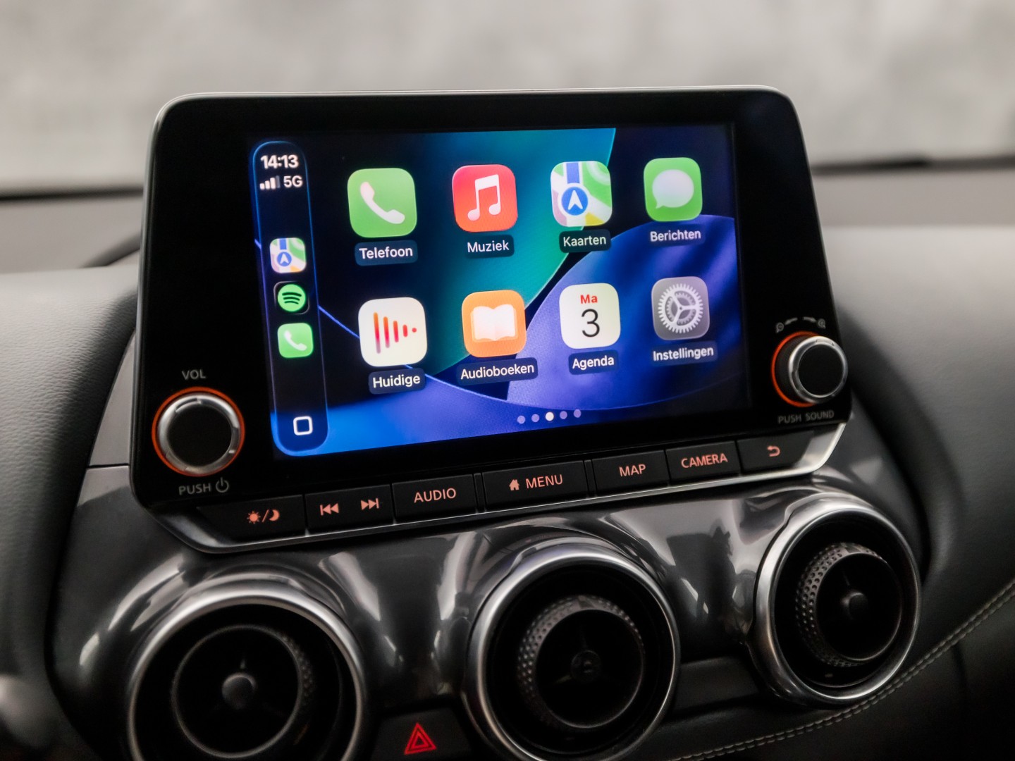 Nissan Juke 1.0 DIG-T N-Connecta Black Sport (APPLE CARPLAY, NAVIGATIE, CLIMATE, CAMERA, SPORTSTOELEN, GETINT GLAS, CRUISE, NIEUWSTAAT)