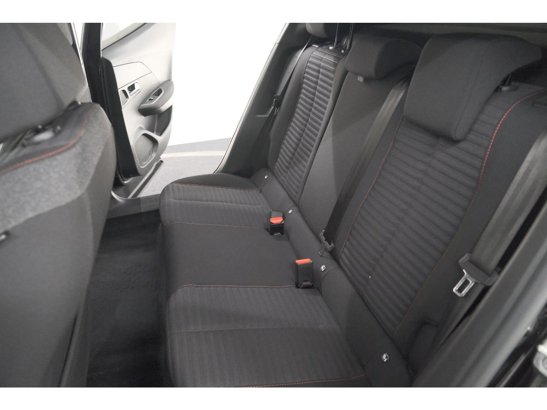 Peugeot 2008 PureTech 130 EAT8 Active Pack | Parkeersensoren | Apple CarPlay | Climate Control | Stoelverwarming