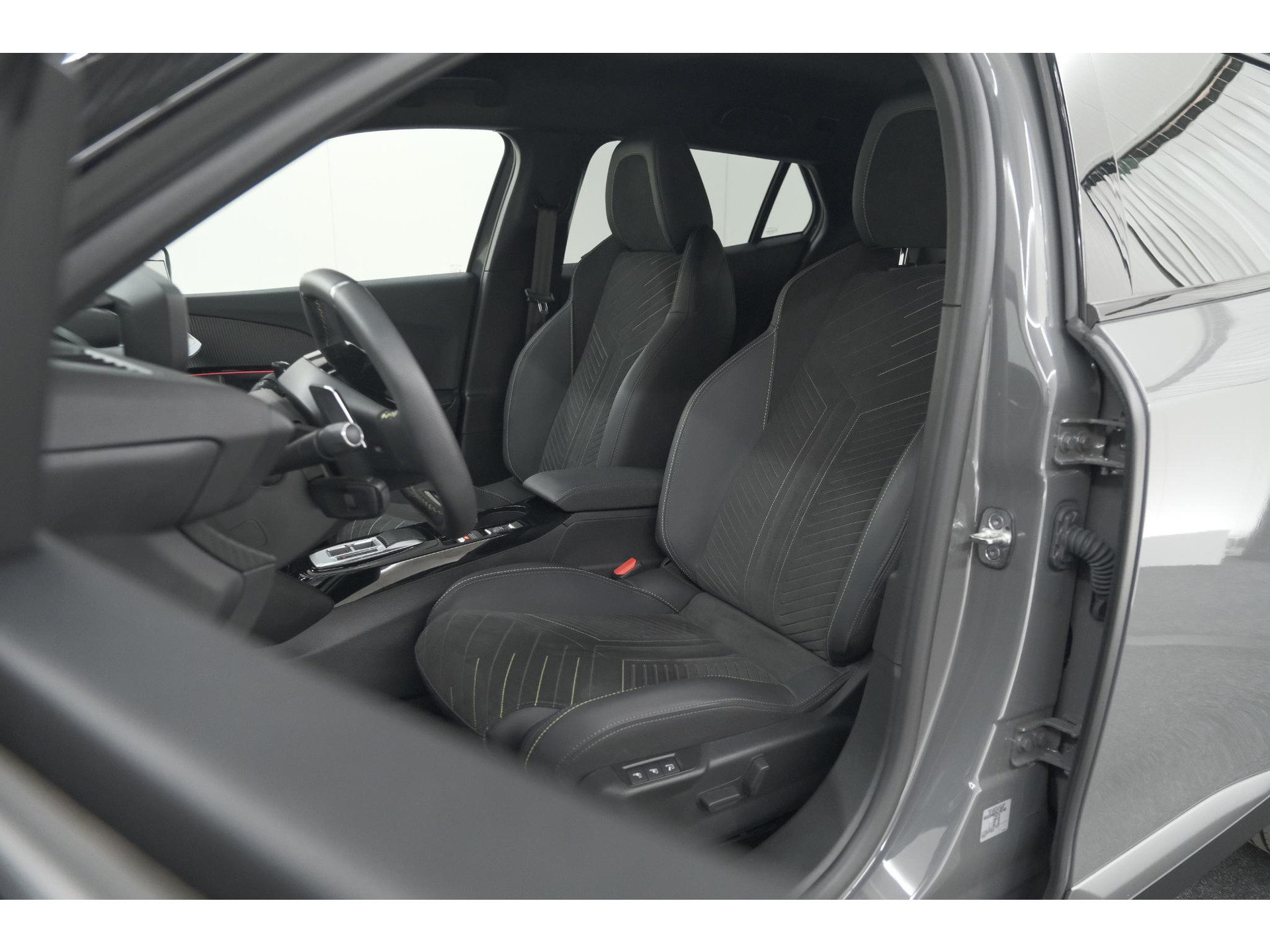 Peugeot 2008 PureTech 130 EAT8 GT | 360 Camera | Adaptieve Cruise Control | Stoelmaasage | Apple Carplay