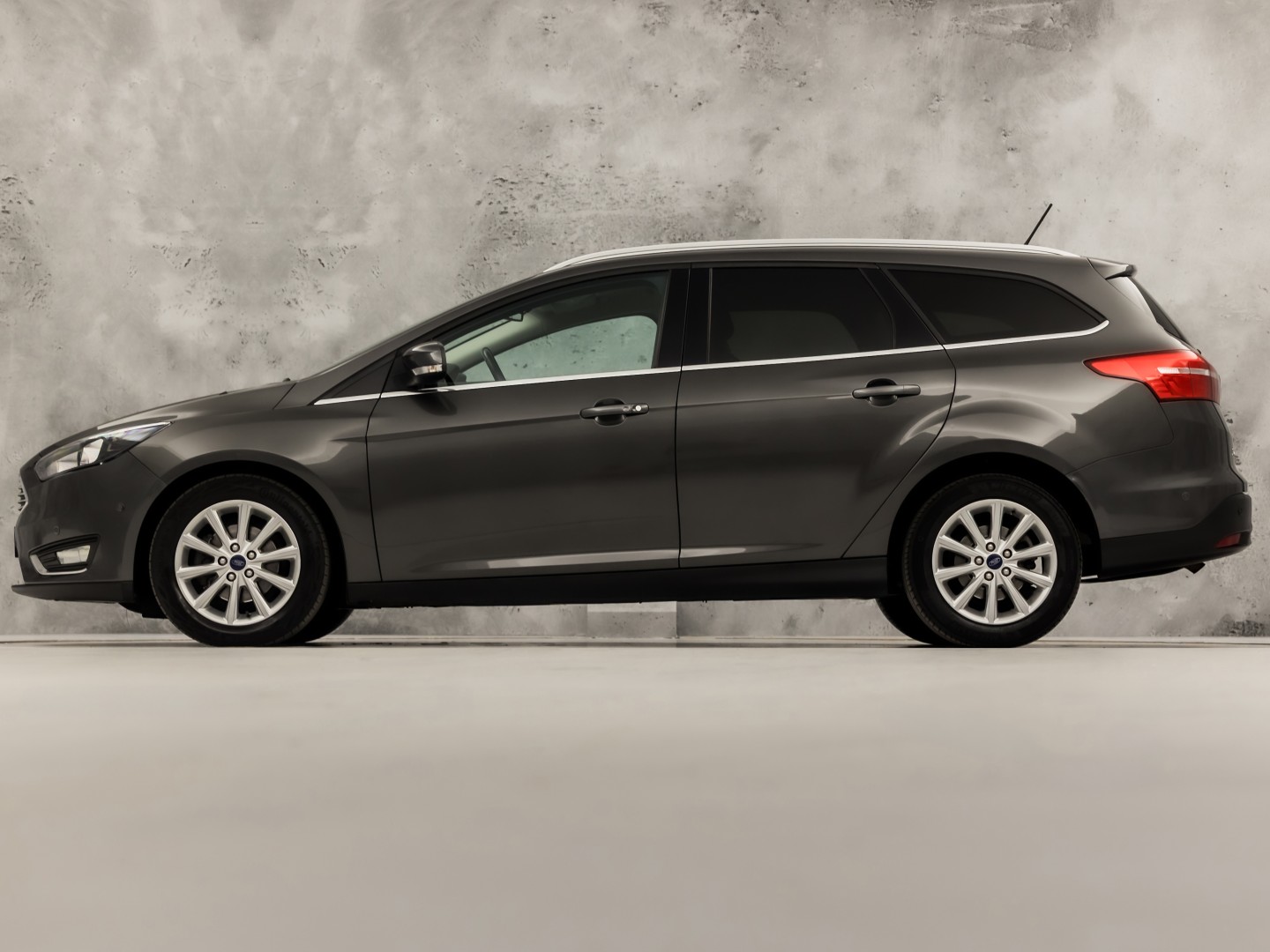 Ford Focus Wagon 1.0 Titanium Sport (APPLE CARPLAY, NAVIGATIE, CLIMATE, GETINT GLAS, SPORTSTOELEN, KEYLESS, PARKEERSENSOREN, NIEUWE APK, NIEUWSTAAT)