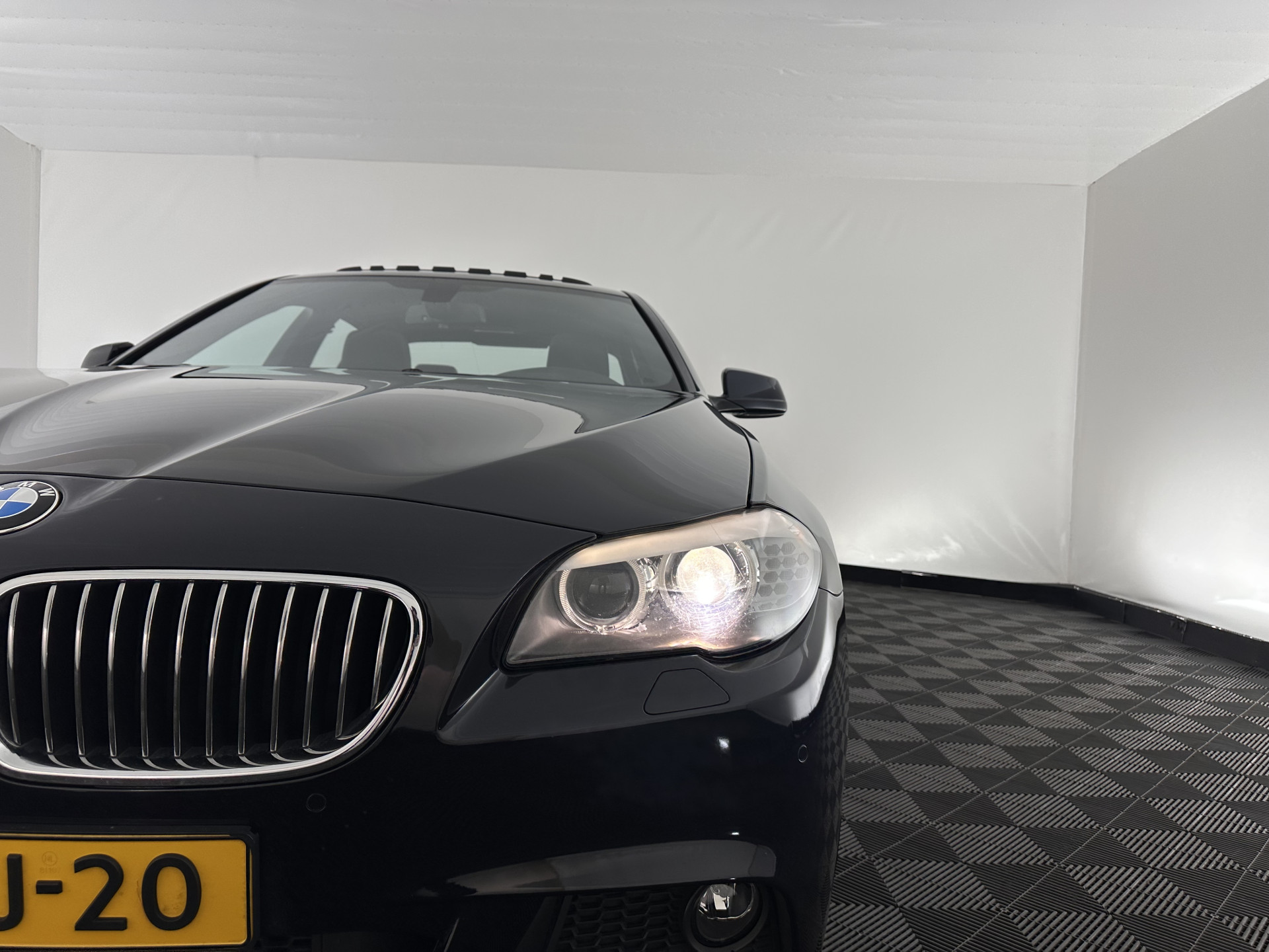 BMW 5-serie 520i M-Sportpack High Executive Aut. *PANO | LEATHER | XENON | HARMAN/KARDON | HEATED-SPORTSEATS | NAVI-FULLMAP | PRIVACY-GLASS | SHIFTPADDLES | ECC | PDC | CRUISE | 18''ALU*