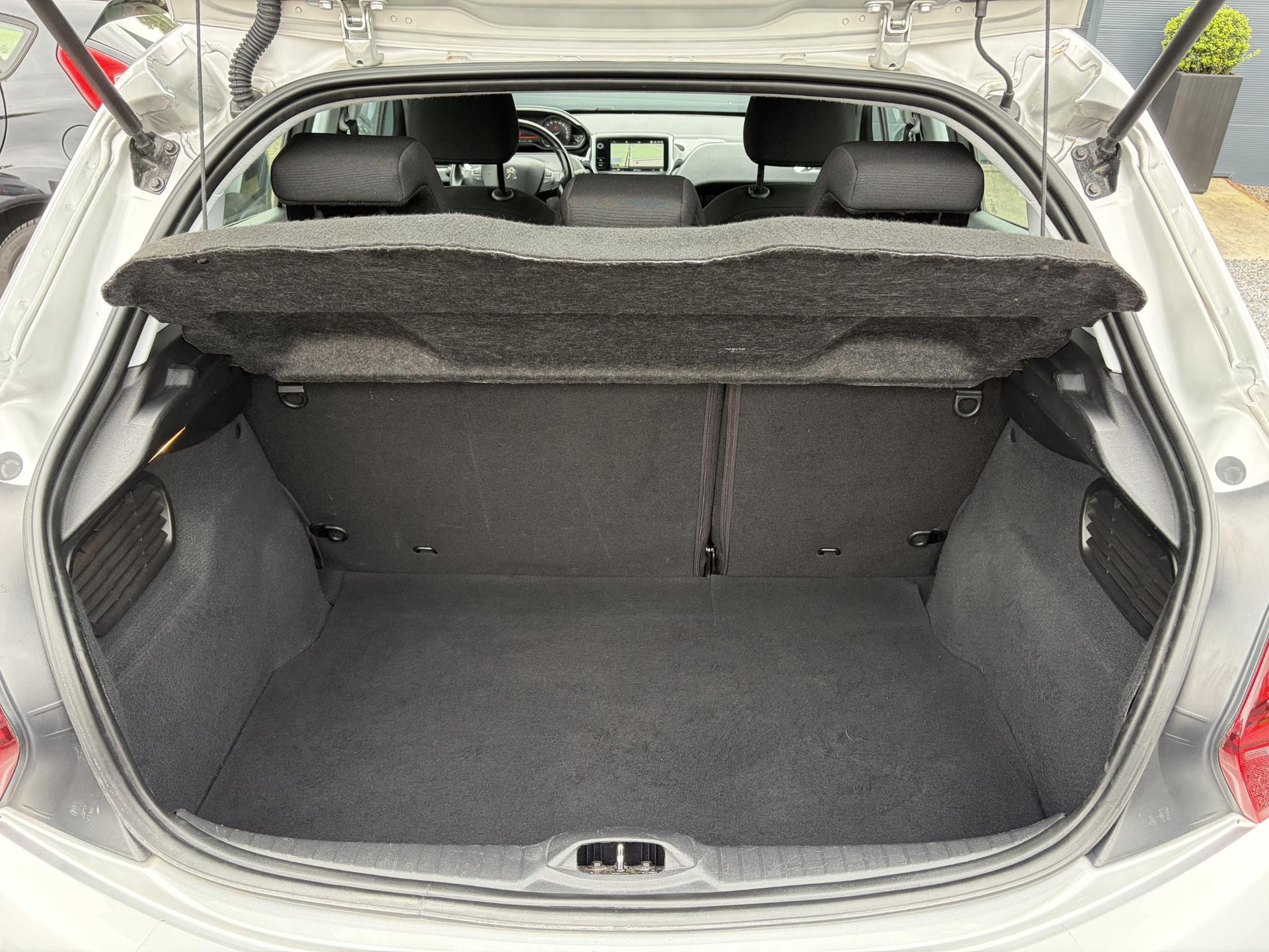 Peugeot 208 1.2 PureTech Blue Lease Executive ✓Dealer Onderhouden✓2e Eigenaar✓Navi✓Carplay✓Clima✓Cruise✓Pdc✓5 Deurs✓16'' Lm velgen✓N.A.P✓Apk tot 09-2027