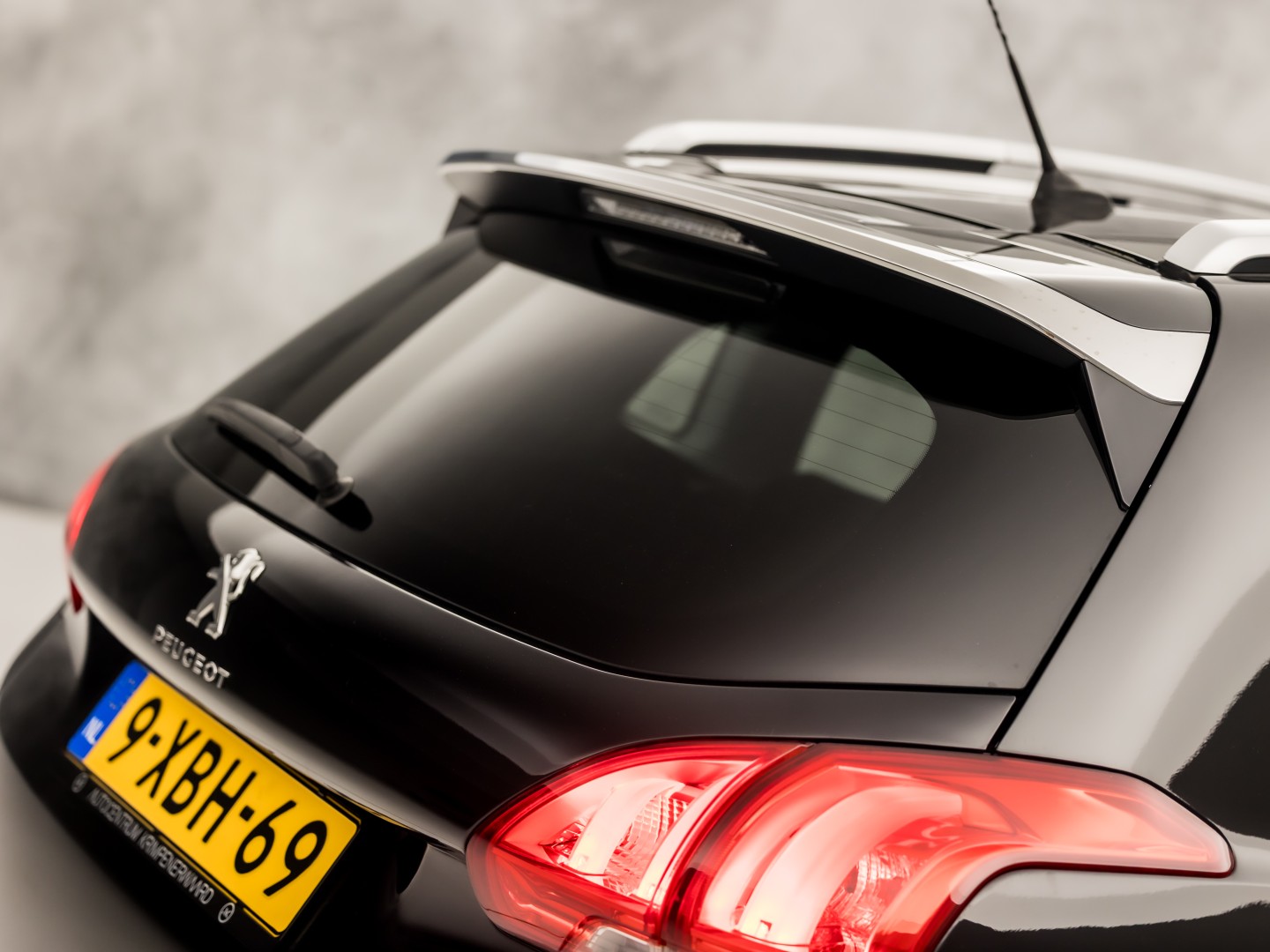 Peugeot 2008 1.2 VTi Sport (PANORAMADAK, NAVIGATIE, PARKEERSENSOREN, SPORTSTOELEN, CRUISE, NIEUWE APK, NIEUWSTAAT)