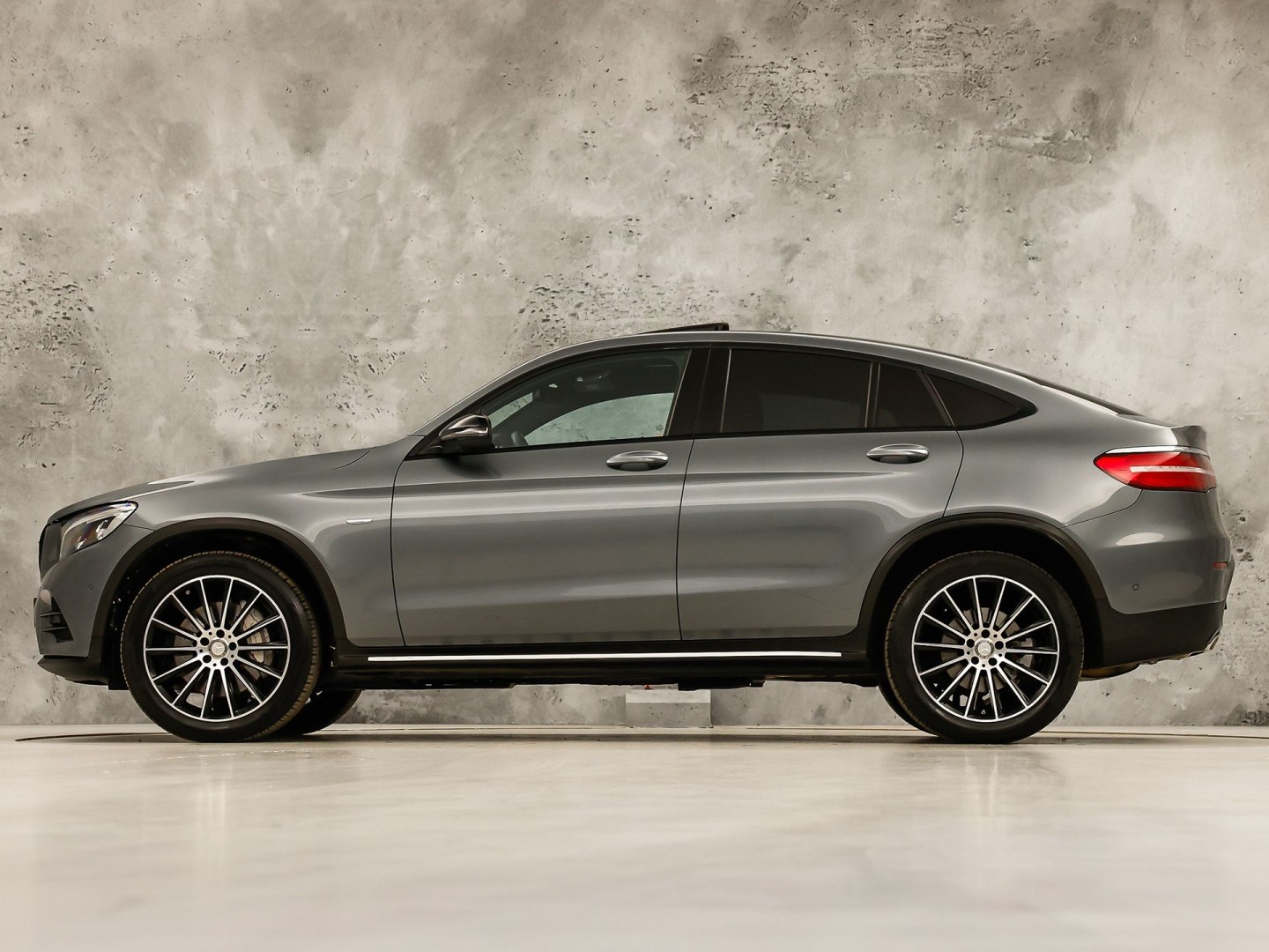Mercedes-Benz GLC 250 4MATIC Edition 1 AMG Sport 211Pk Automaat (SCHUIFDAK, LUCHTVERING, GROOT NAVI, HEAD-UP DISPLAY, MEMORY SEATS, 360 CAMERA, BURMESTER, STOELVERWARMING ACHTER, TREKHAAK WEGKLAPBAAR, NIEUWSTAAT)