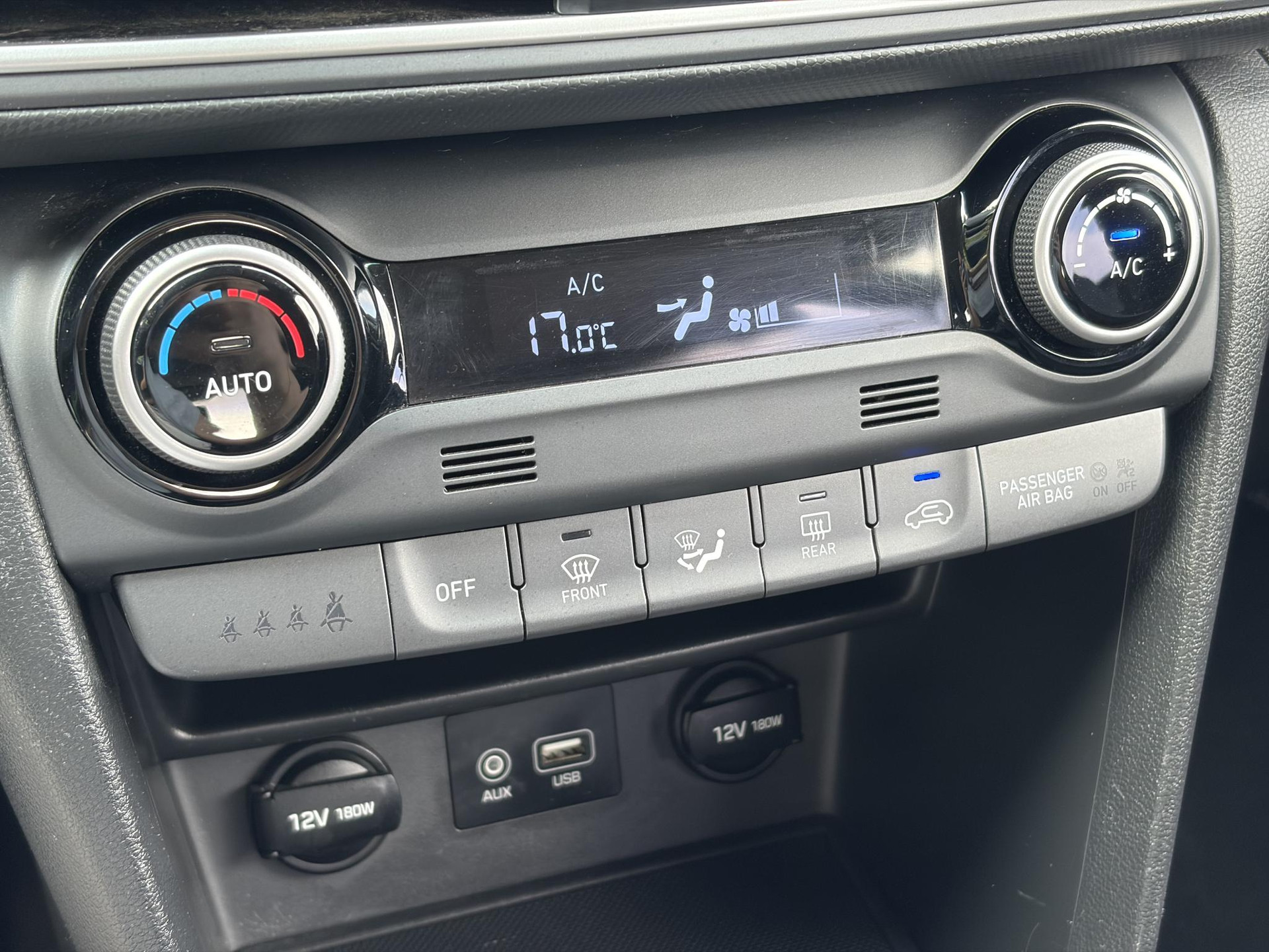 Hyundai Kona 1.0T Essence 2e Eigenaar,Trekhaak,Camera,Carplay,Navi,Clima,Cruise,6 Bak,N.A.P,120pk,Lm velgen,Rijstrooksensor,Pdc,Apk tot 03-2027