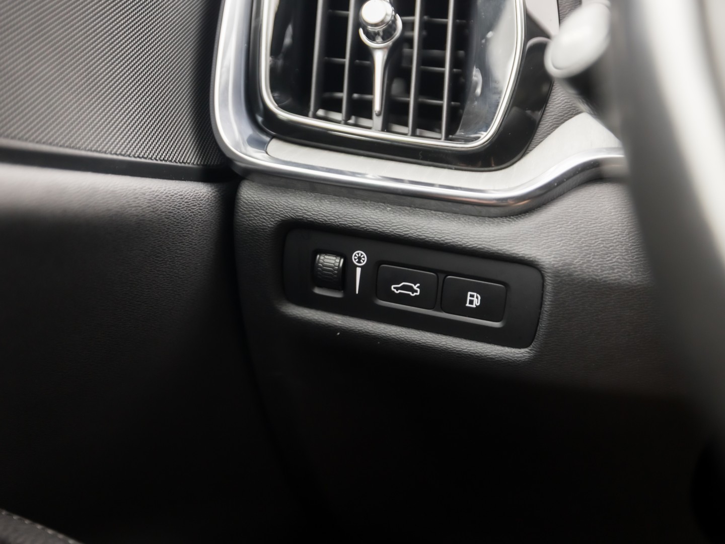 Volvo V60 2.0 T8 Twin Engine AWD Inscription 391Pk Automaat (PANORAMADAK, GROOT NAVI, MEMORY SEATS, GETINT GLAS, STUUR/STOELVERWARMING, CAMERA, TREKHAAK, ELEK ACHTERKLEP, NIEUWSTAAT)