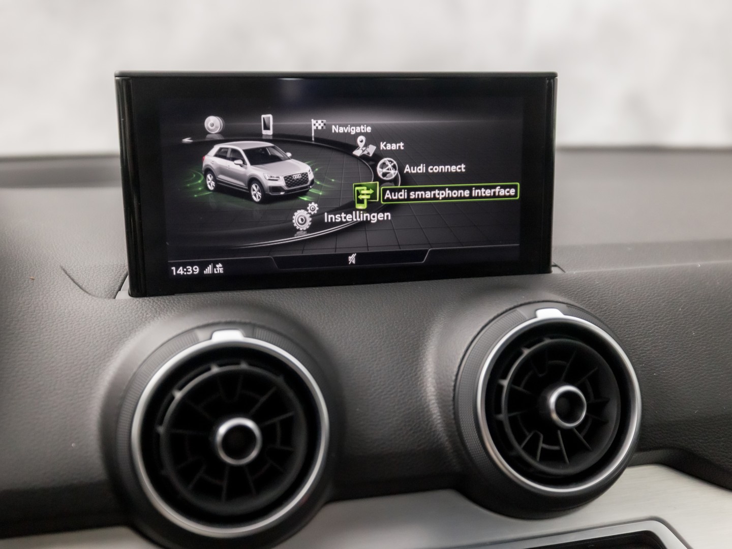 Audi Q2 35 TFSI S-Tronic Sport 150Pk Automaat (VIRTUAL COCKPIT, APPLE CARPLAY, GROOT NAVI, CLIMATE, STOELVERWARMING, SPORTSTOELEN, GETINT GLAS, PARKEERSENSOREN, CRUISE, NIEUWSTAAT)