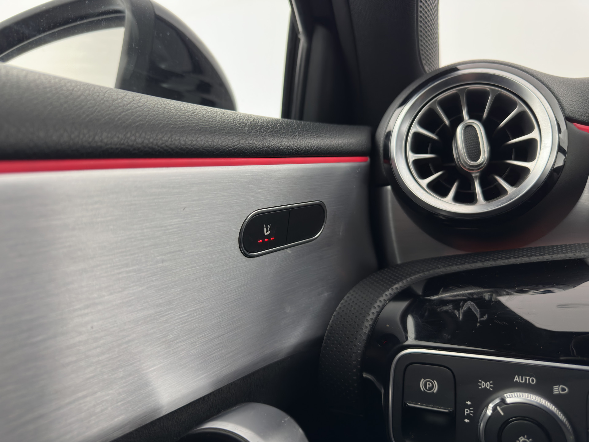 Mercedes-Benz A-klasse 160 AMG-Sportpack Business-Solution (INCL-BTW) *WIDESCREEN-DIGI-COCKPIT | FULL-LED | LEATHER-MICROFIBRE | CAMERA | DYNAMIC-SELECT | CRUISE | HEATED-SPORTSEATS | PRIVACY-GLASS | DAB | AMBIENT-LIGHT | 18"ALU*