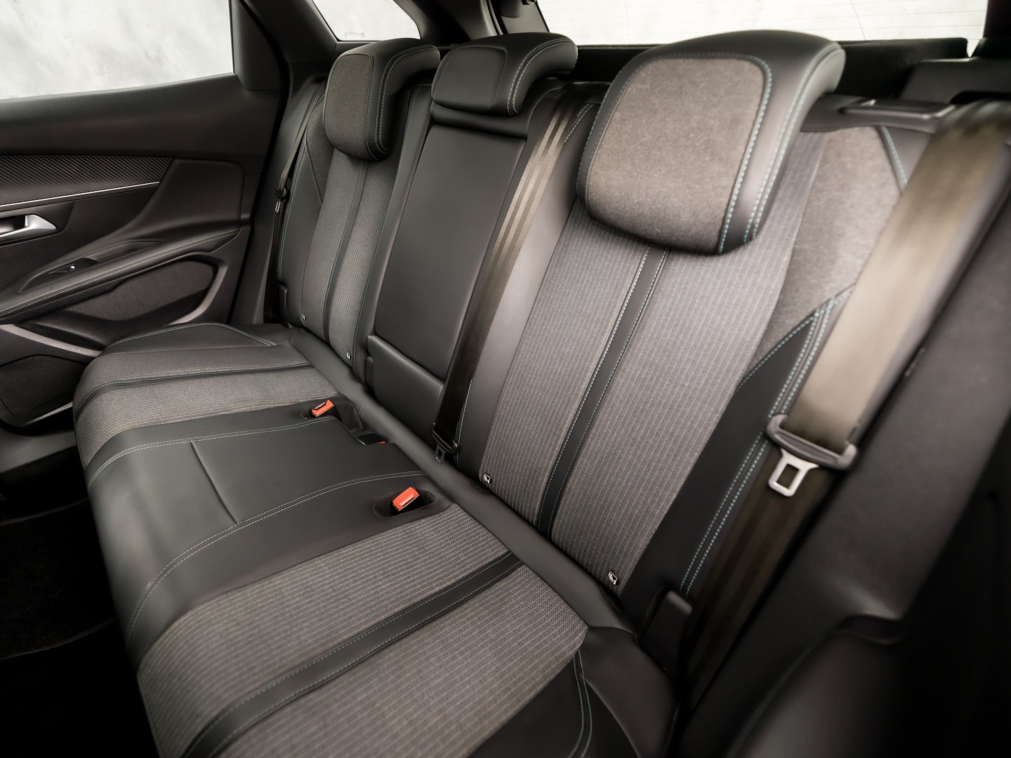 Peugeot 3008 1.6 HYbrid 225 Allure Sport 225Pk Automaat (APPLE CARPLAY, GROOT NAVI, 360 CAMERA, LEDER, KEYLESS, SPORTSTOELEN, GETINT GLAS, LANE ASSIST, NIEUWSTAAT)