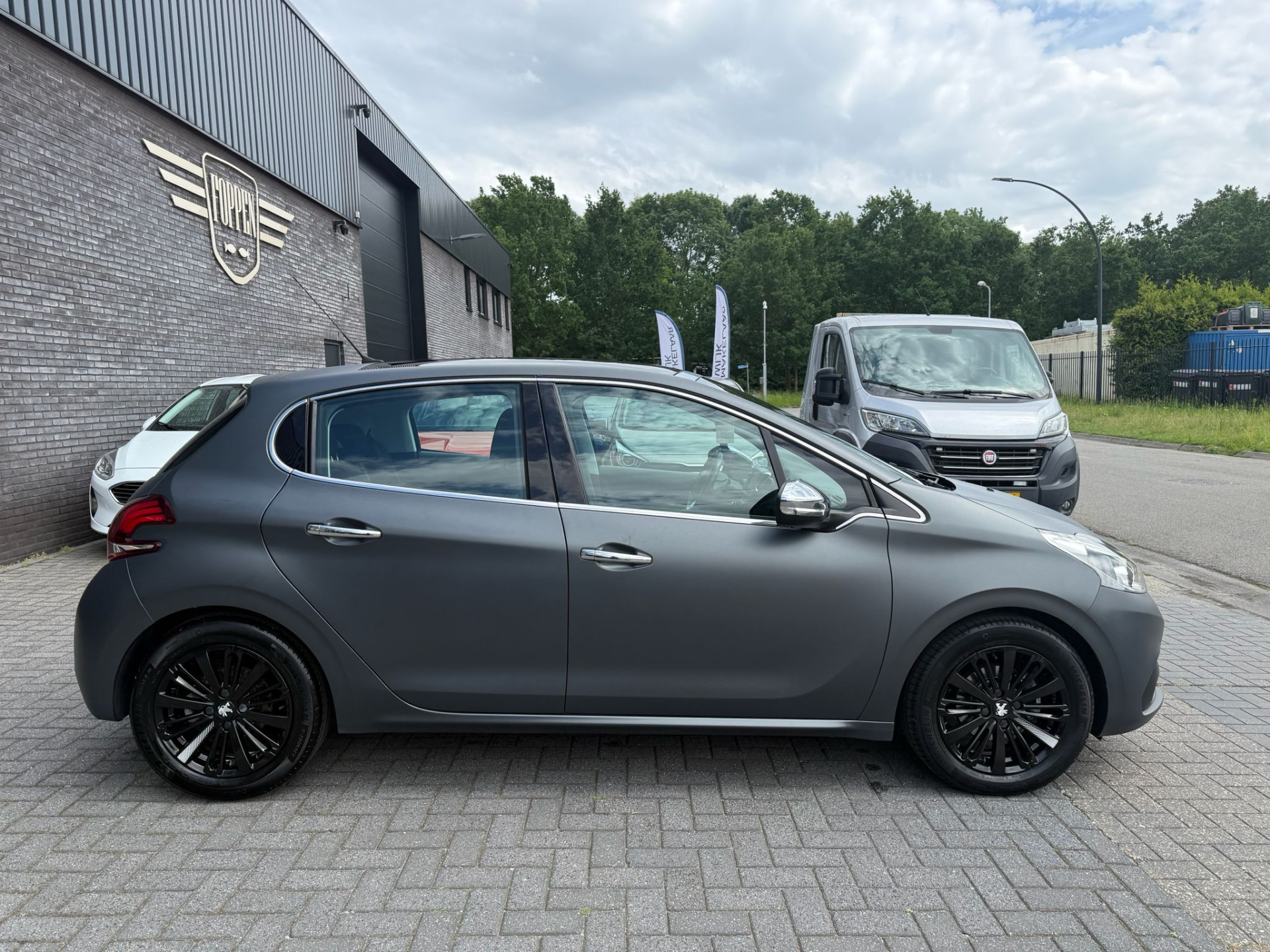 Peugeot 208 1.2 110PK Allure | 2E EIGENAAR | 3/6/12MND GARANTIE | PANO | DAB | CARPLAY | NAVI | CRUISE | JBL | AIRCO | TREKHAAK | MAT |