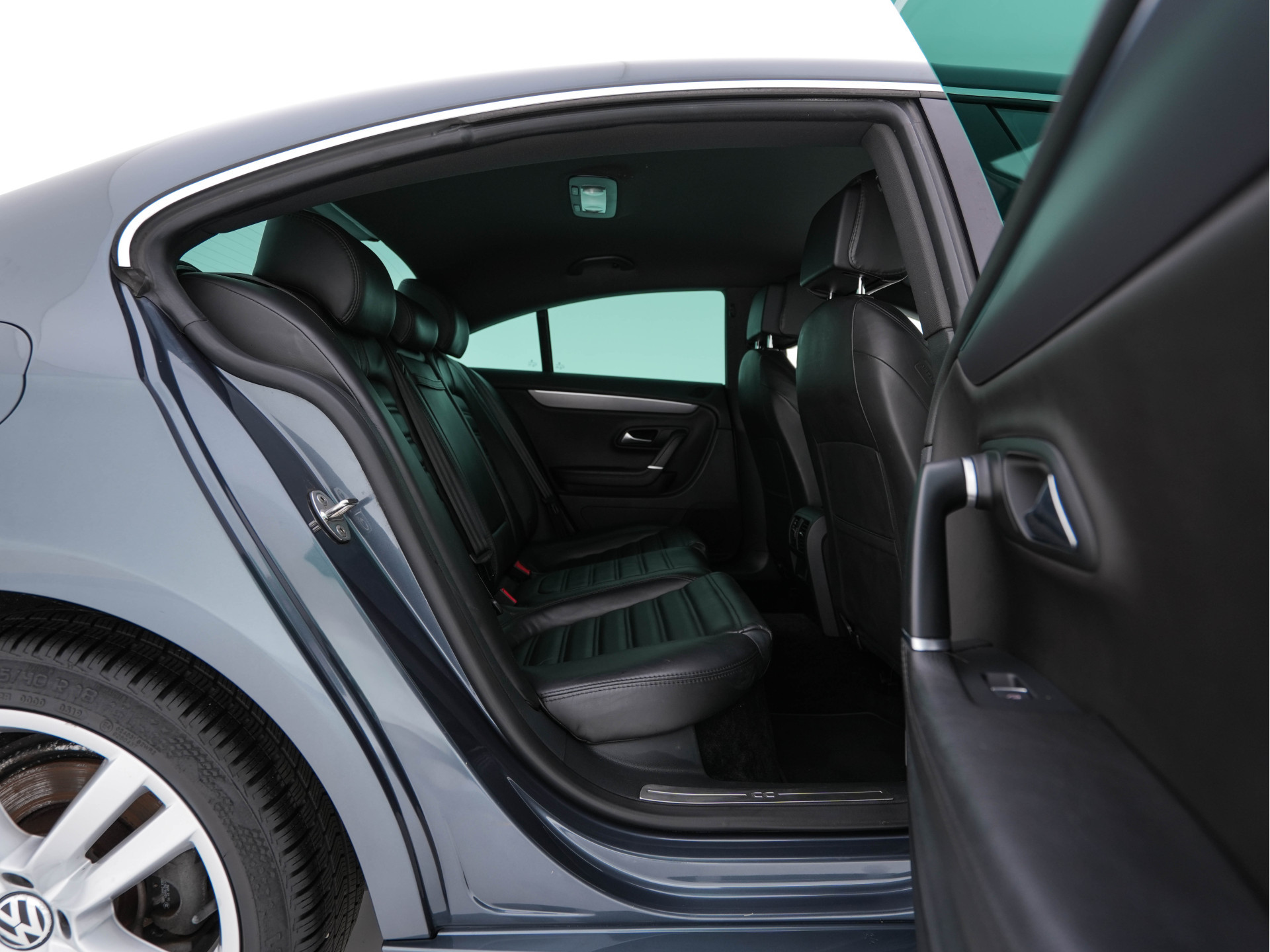 Volkswagen CC 1.8 TSI Aut. *LEATHER | BI-XENON | HEATED-SPORTSEATS | NAVI-FULLMAP | ECC | PDC | CRUISE | SHIFTPADDLES | PRIVACY-GLASS | TOWBAR | 18''ALU*