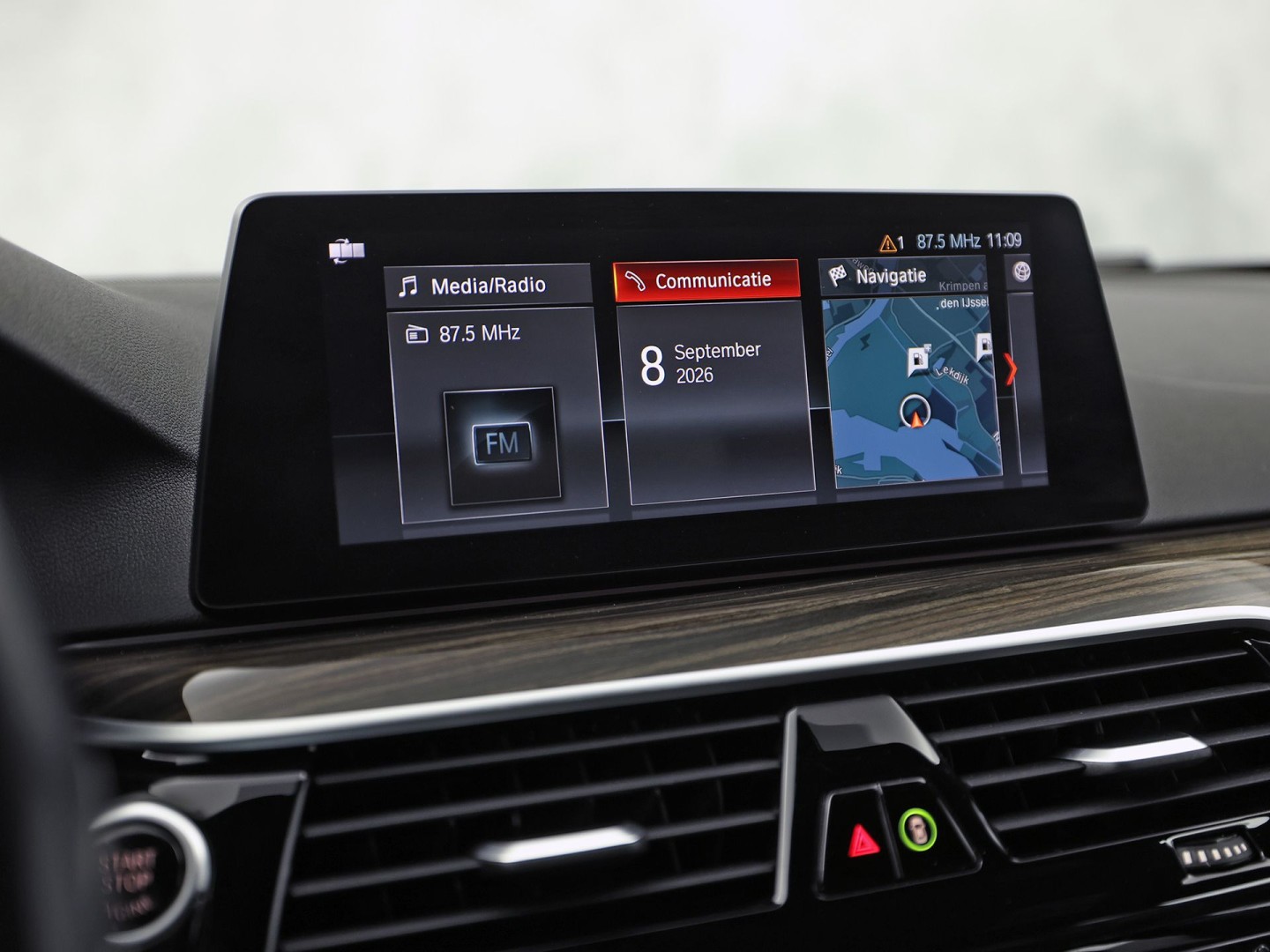 BMW 5-serie 520i M Sport High Executive 184Pk Automaat (GROOT NAVI, M PAKKET, 360 CAMERA, MEMORY SEATS, HARMAN/KARDON, STUUR/STOELVERWARMING, LUXE LEDER, HEAD-UP DISPLAY, GETINT GLAS, NIEUWSTAAT)
