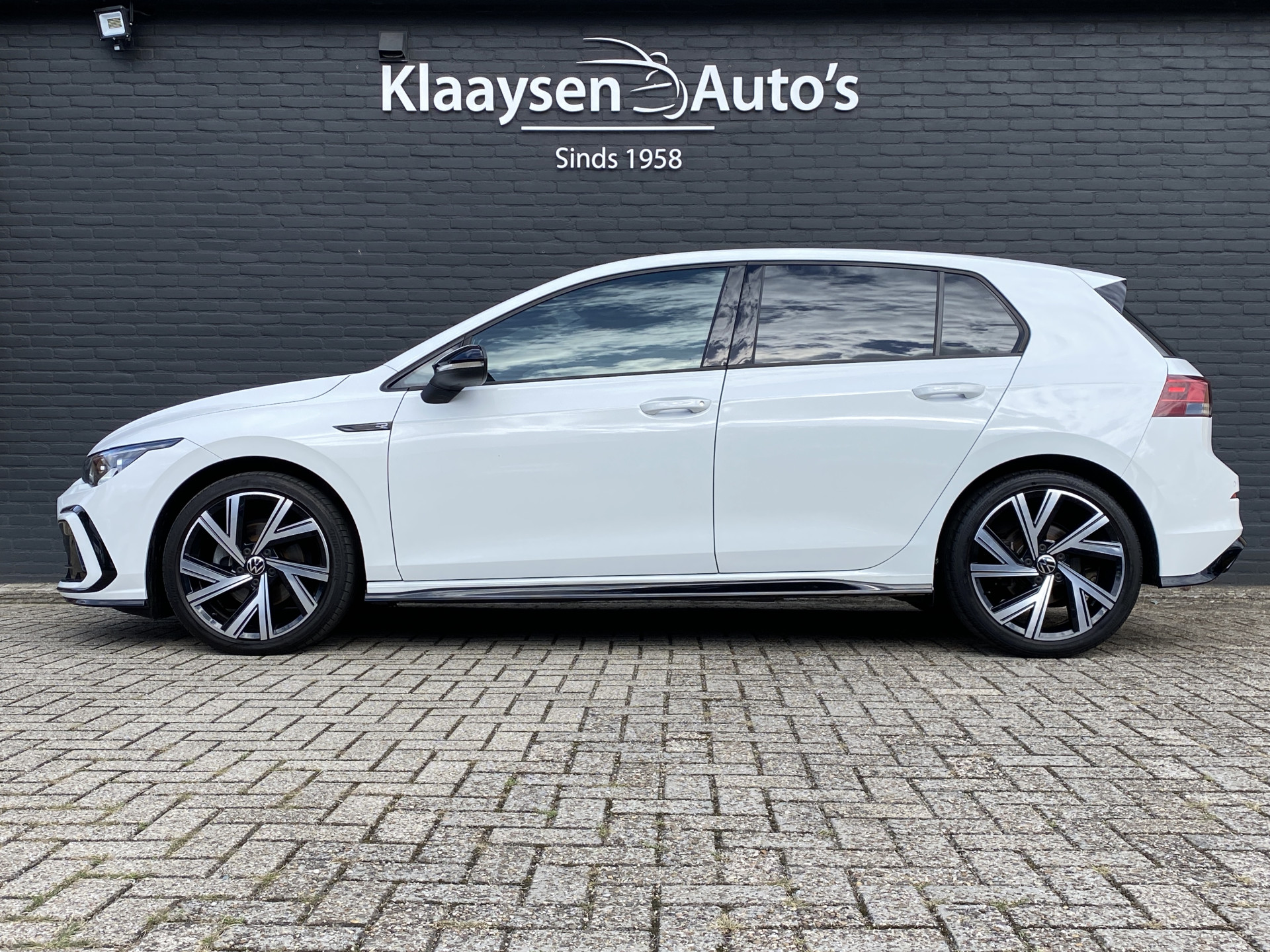 Volkswagen Golf 1.5 eTSI R-Line 150 pk Business+ | 1e eigenaar | navigatie | IQ light | camera | sfeerverlichting | stoel-stuurverw.