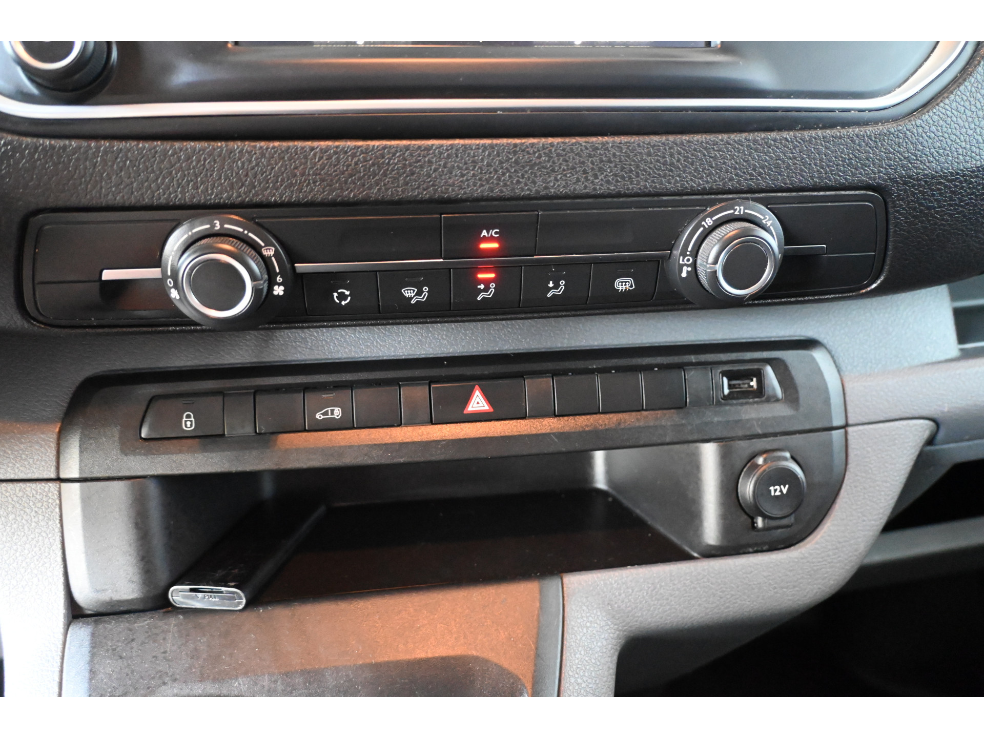 Opel Vivaro 1.5 CDTI L3H1 Edition 6 Persoons Airco Navigatie Trekhaak Cruise Control Rijklaarprijs! Inruil Mogelijk!