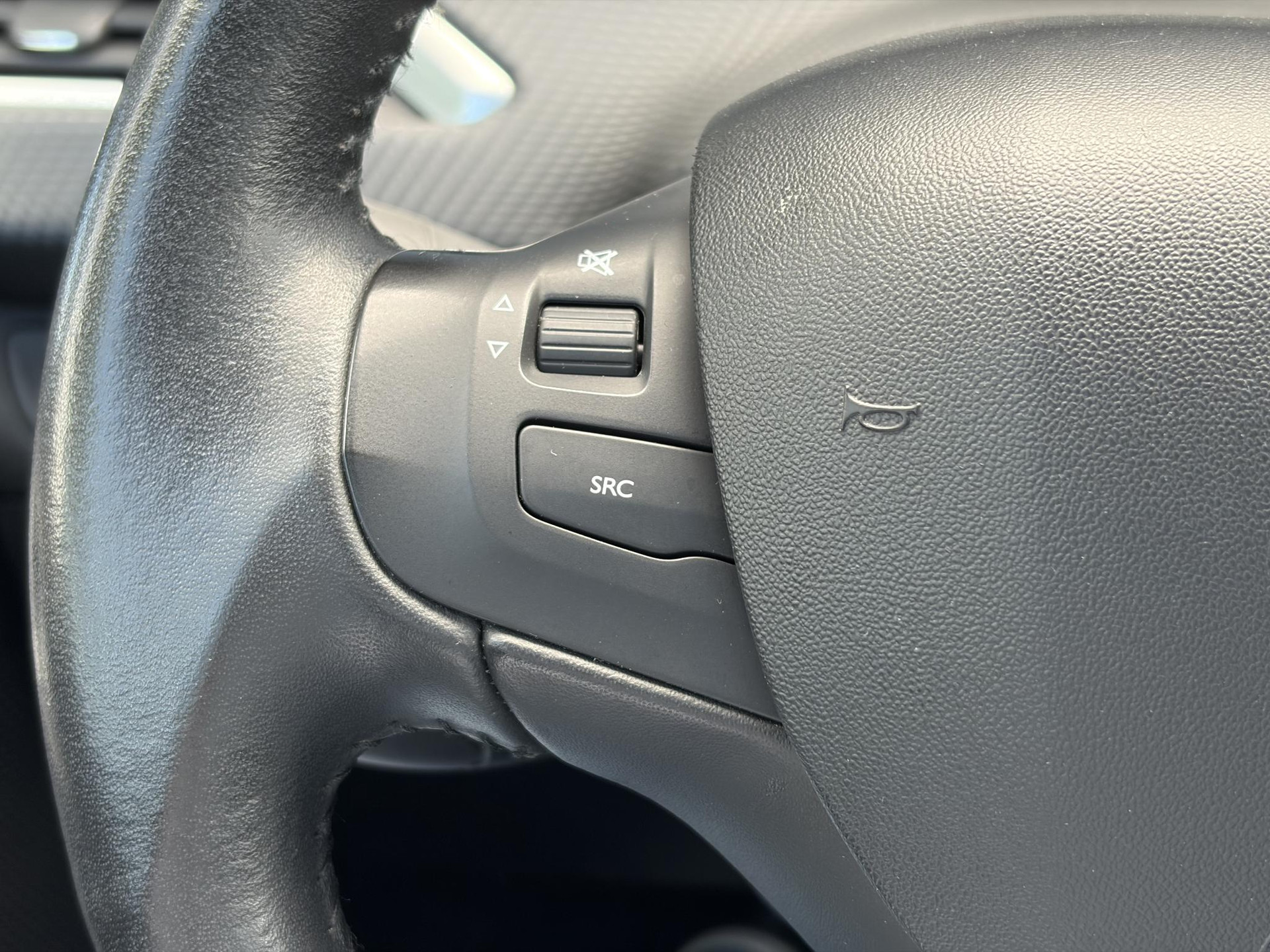 Peugeot 2008 1.2 PureTech Blue Lion D-riem vv in 2024 l Pano l Navi l 110pk l Trekhaak l Carplay l Airco l Cruise l Pdc l Recent beurt gehad l N.A.P l Apk tot 01-2027