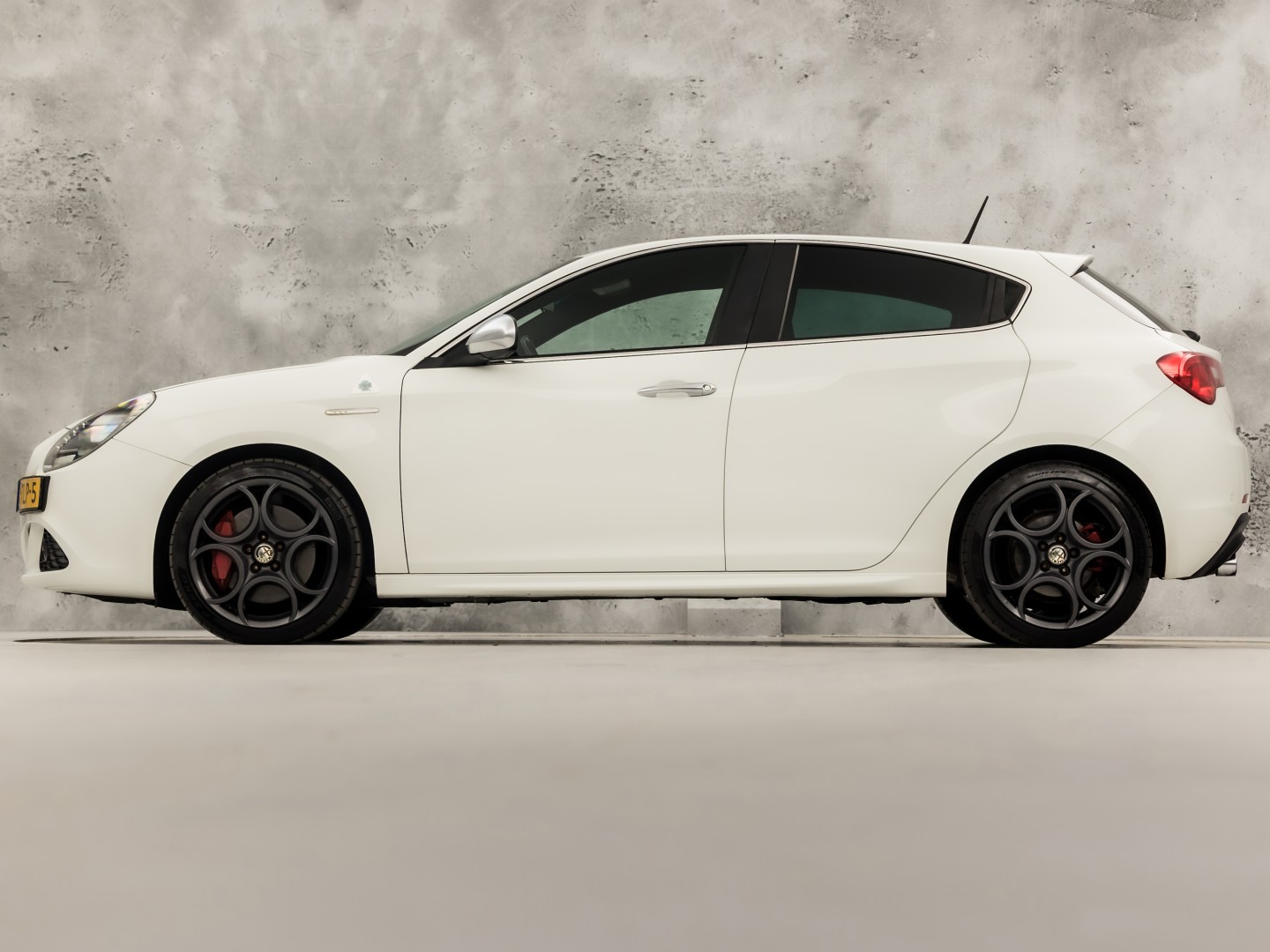 Alfa Romeo Giulietta 1.7 TBi Quadrifoglio Verde Sport 235Pk (APPLE CARPLAY, CLIMATE, GETINT GLAS, SPORTSTOELEN, LEDER, CRUISE, NIEUWSTAAT)