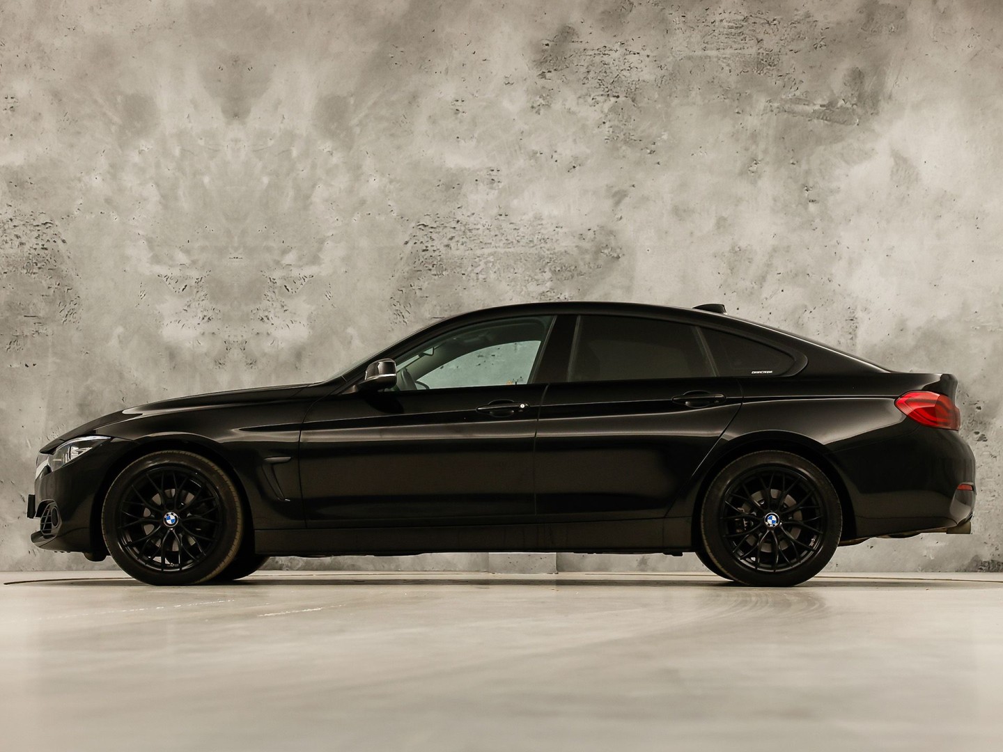 BMW 4-Serie Gran Coupe 418i Executive Sport Black Pack Automaat (NAP, DEALER ONDERHOUDEN, NAVIGATIE, CLIMATE, SPORTSTOELEN, PARKEERSENSOREN, CRUISE, FLIPPERS, NIEUWE APK, NIEUWSTAAT)