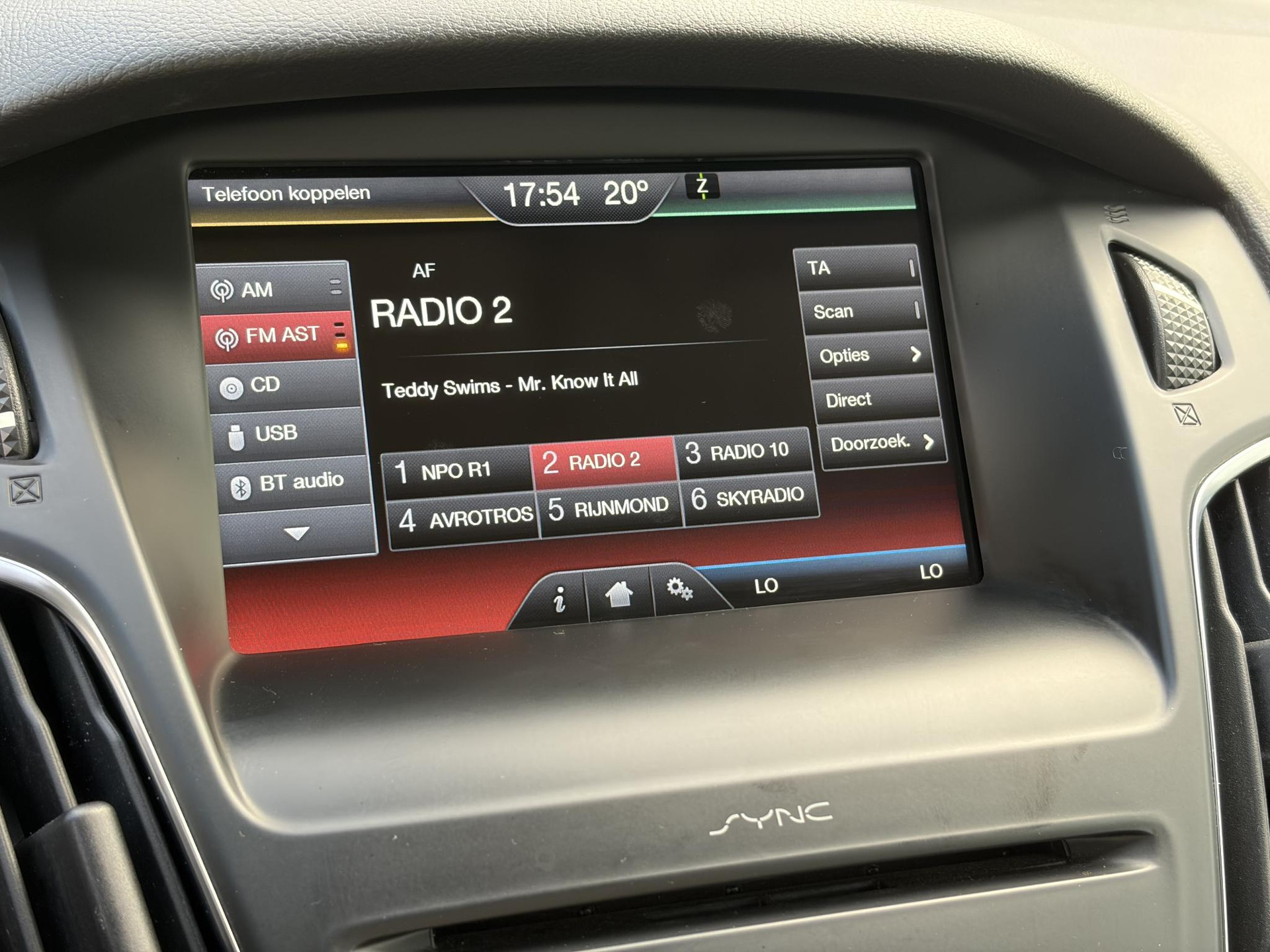 Ford Focus 1.0 Titanium   ✓125pk✓2e Eigenaar✓Navi✓Trekhaak✓6 Bak✓Clima✓Cruise✓Pdc V+A✓Net Beurt gehad✓17''Lm velgen✓N.A.P✓N.A.P✓Apk tot 09-2027