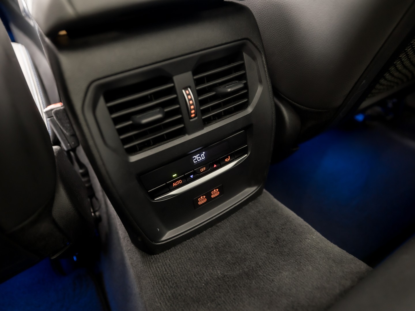 BMW 3 Serie 330e M Sport High Executive 292Pk Automaat (PANORAMADAK, M PAKKET, APPLE CARPLAY, CAMERA, LEDER/ALCANTARA, SFEERVERLICHTING, GETINT GLAS, ELEK ACHTERKLEP, STOELVERWARMING, NIEUWSTAAT)