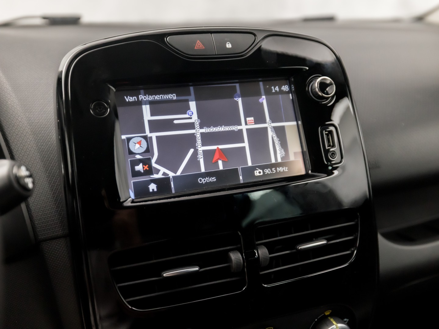 Renault Clio Estate 0.9 TCe Dynamic Sport (NAVIGATIE, LM VELGEN, GETINT GLAS, SPORTSTOELEN, CRUISE, PARKEERSENSOREN, NIEUWE APK, NIEUWSTAAT)